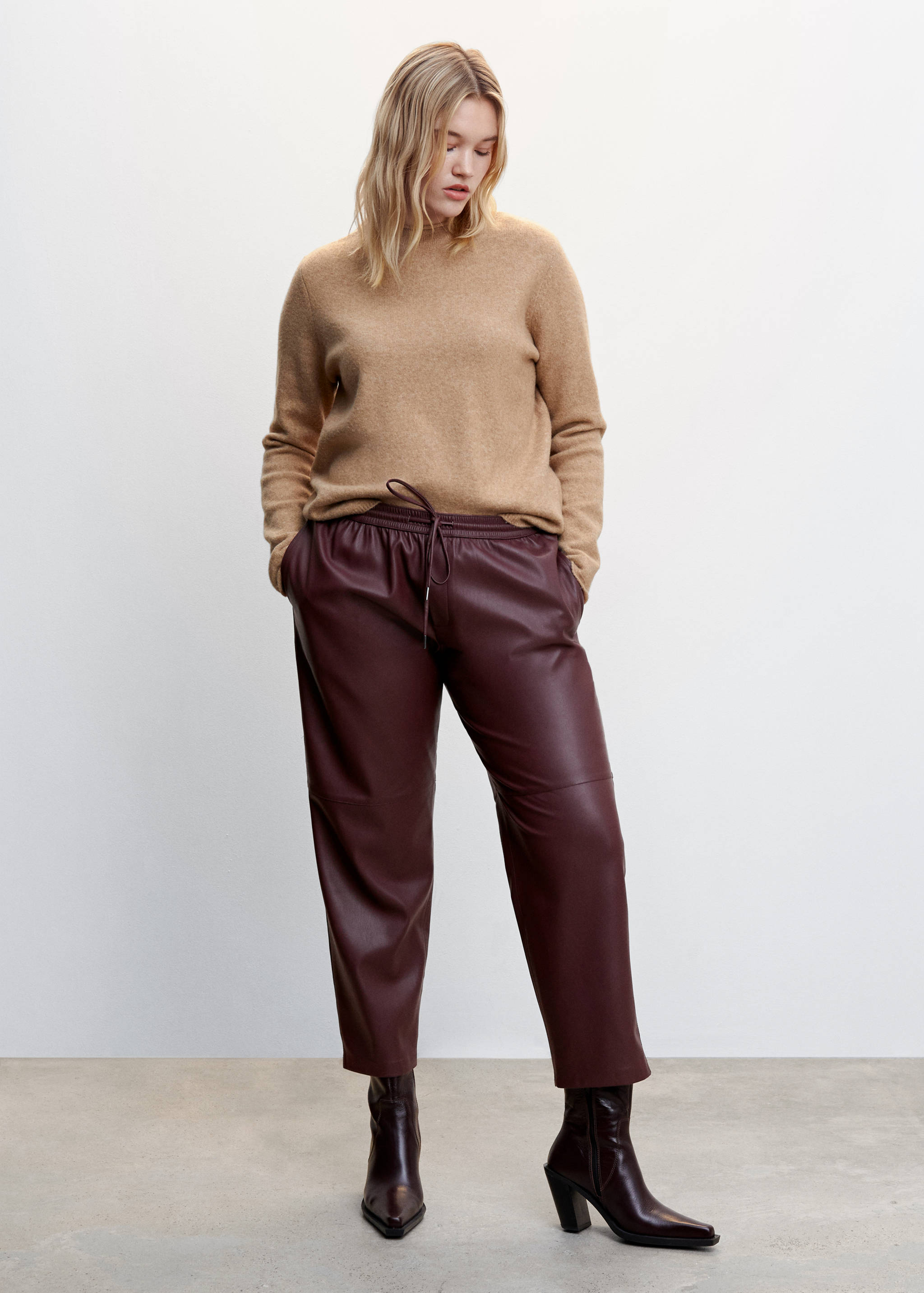 Faux-leather trousers with elastic waist - Details of the article 3