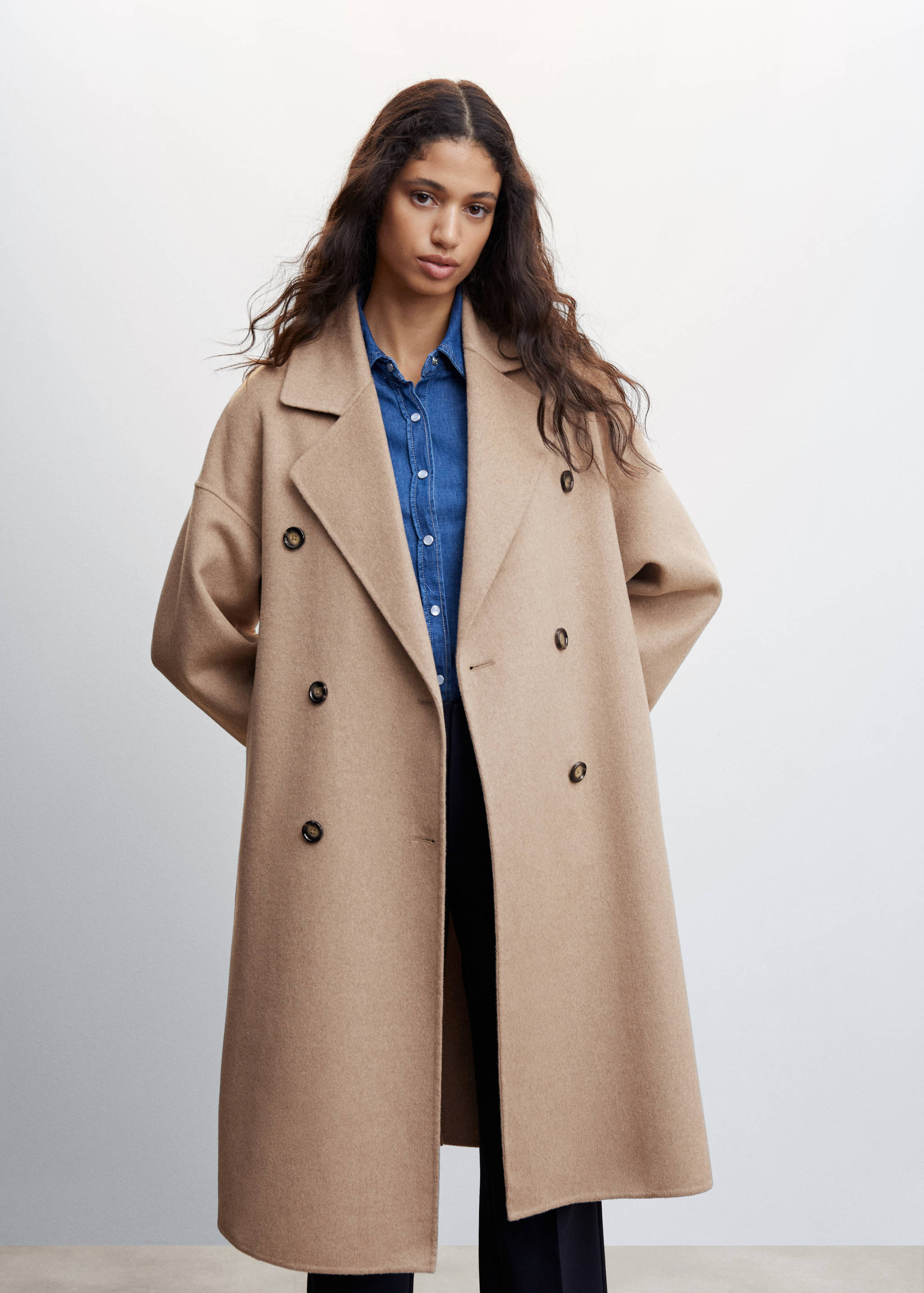 Manteau laine fait main oversize - Plan moyen