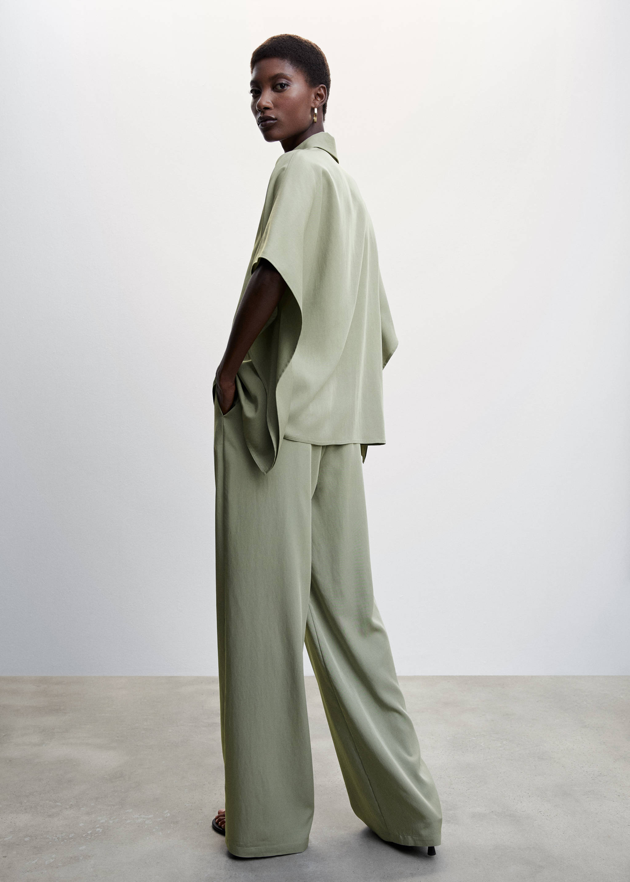 Short sleeved blouse - Reverse of the article