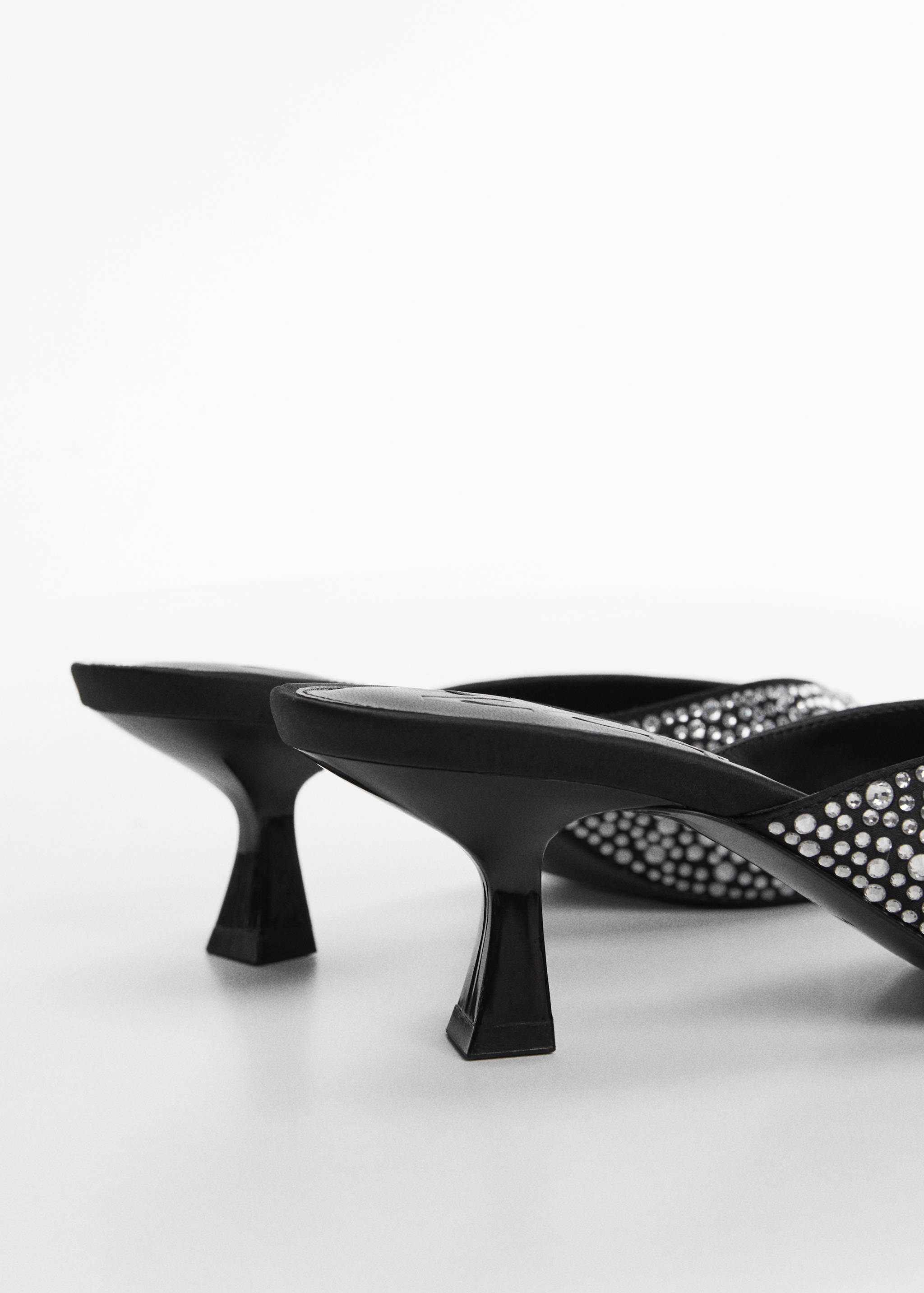 Strassverzierter Schuh mit Spitze - Detail des Artikels 1