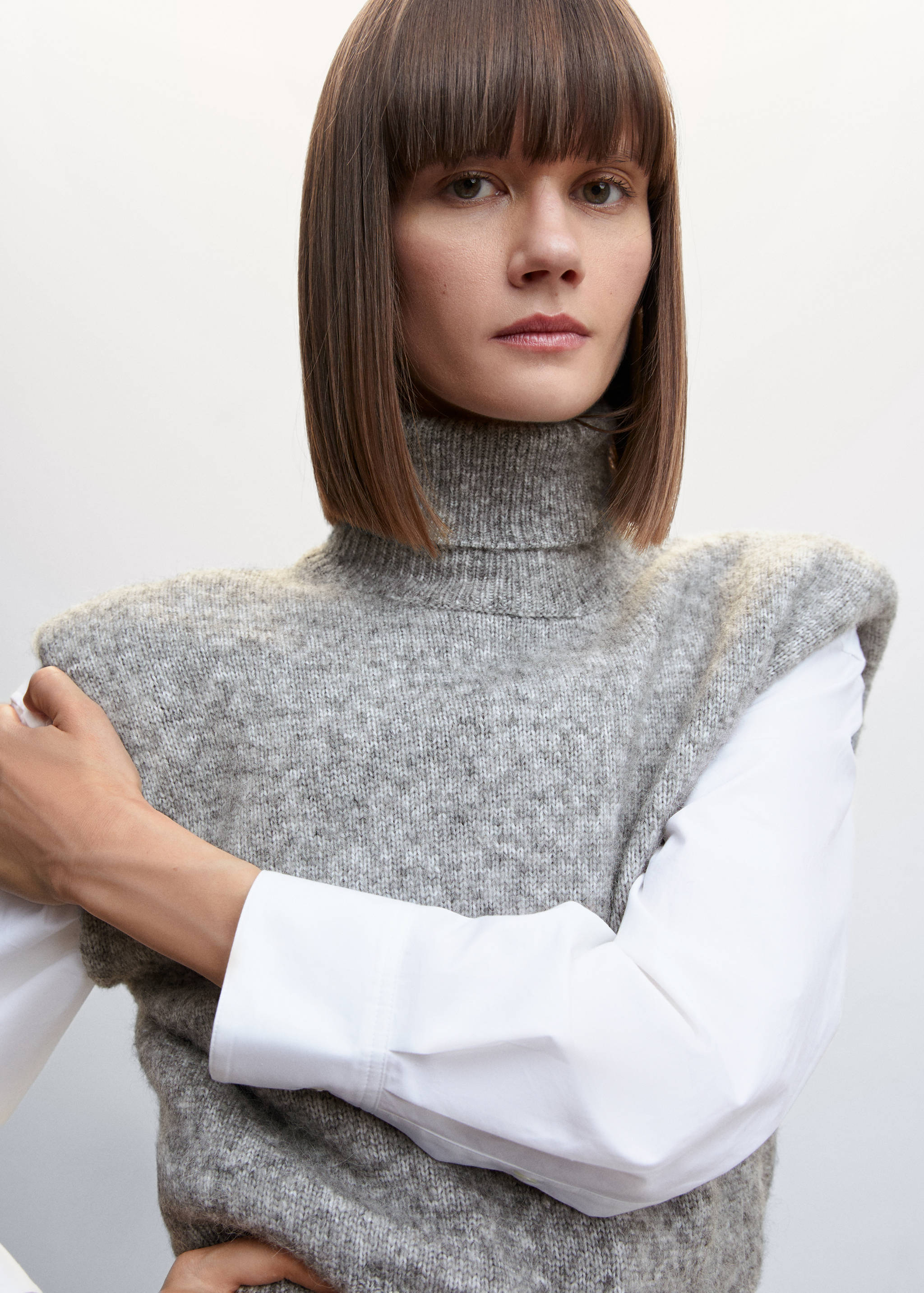 Knitted gilet with shoulder pads - Details of the article 1