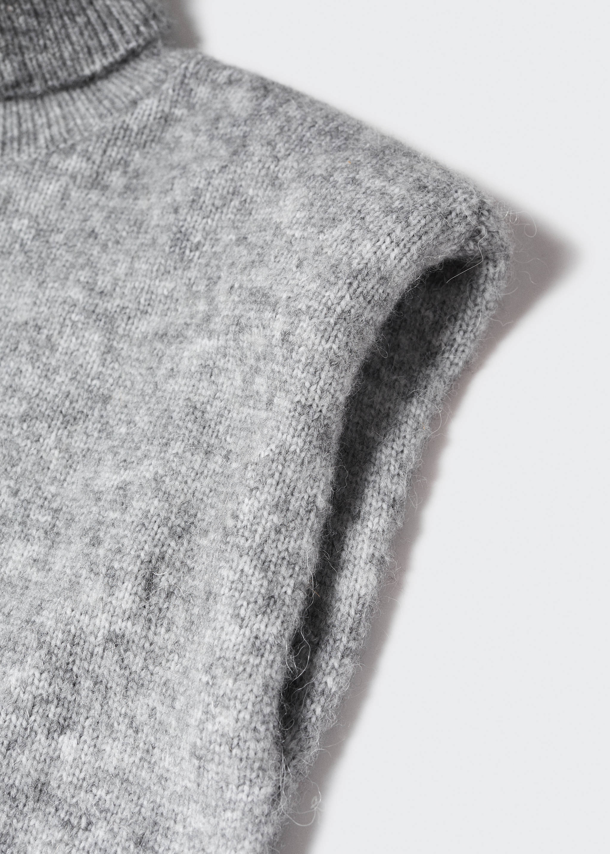 Knitted gilet with shoulder pads - Details of the article 8