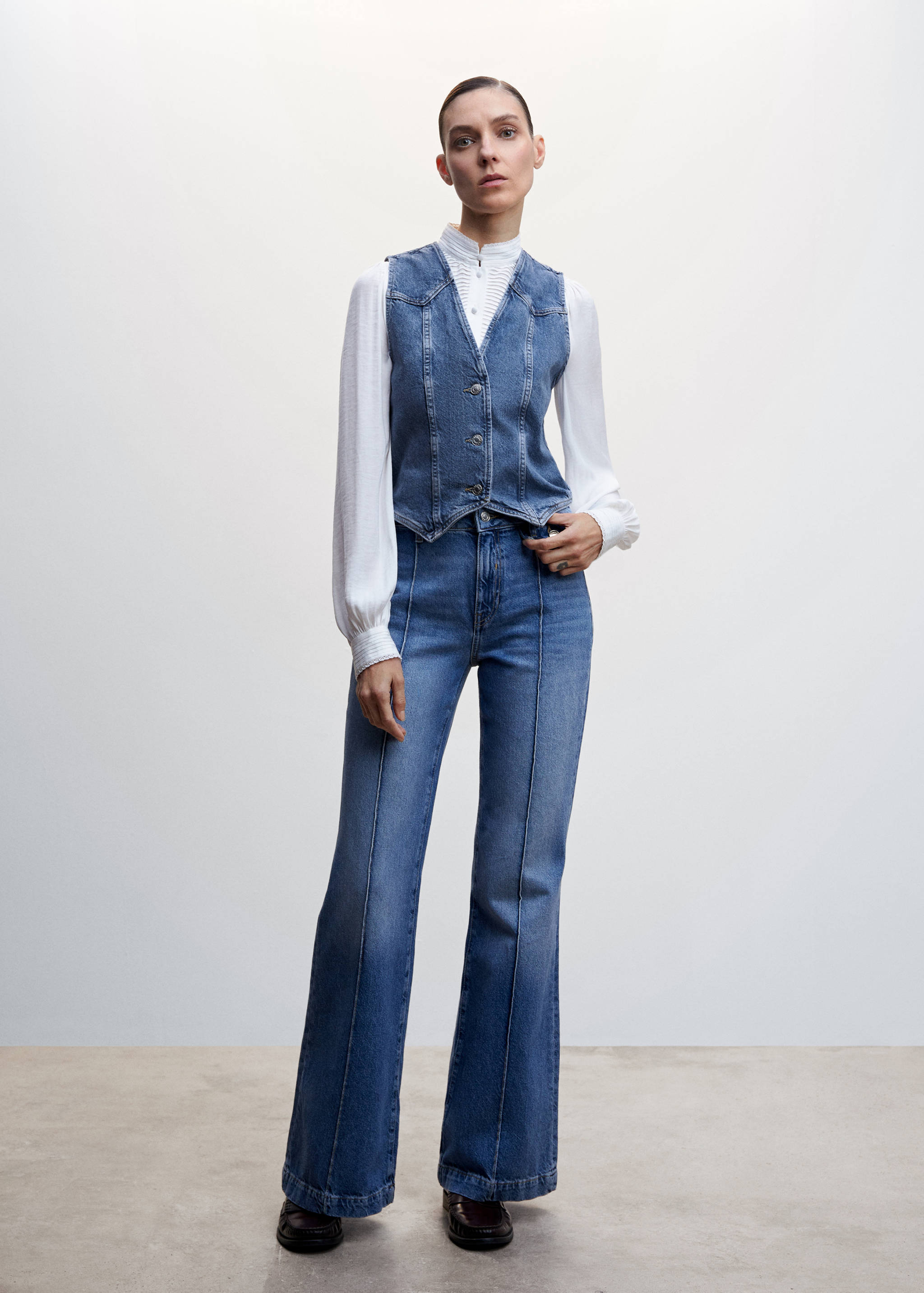 Jeansweste mit Ziernähten - Allgemeine Ansicht