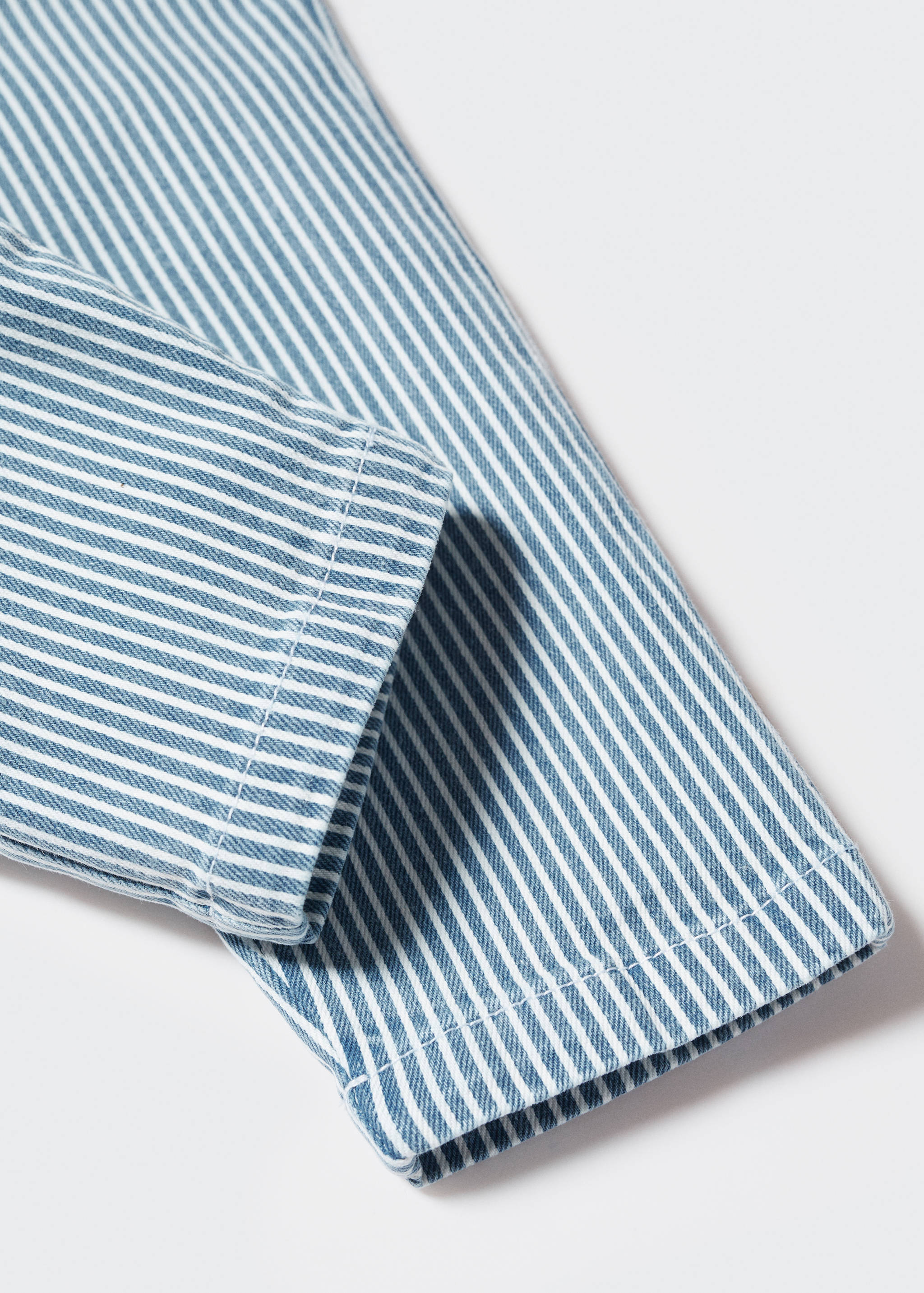 Gestreifte Jeans-Latzhose - Detail des Artikels 0