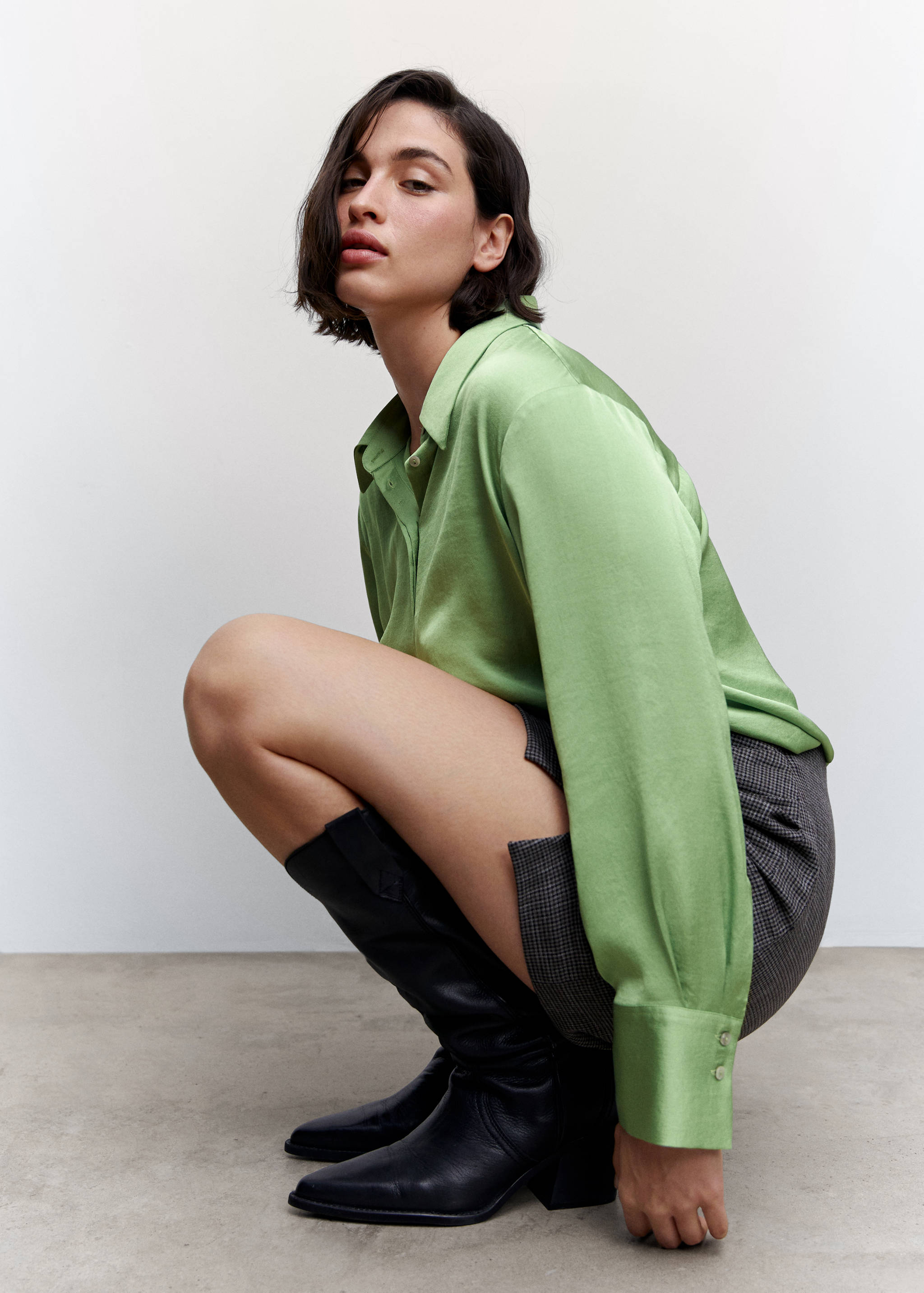 Satin finish flowy shirt - Details of the article 4