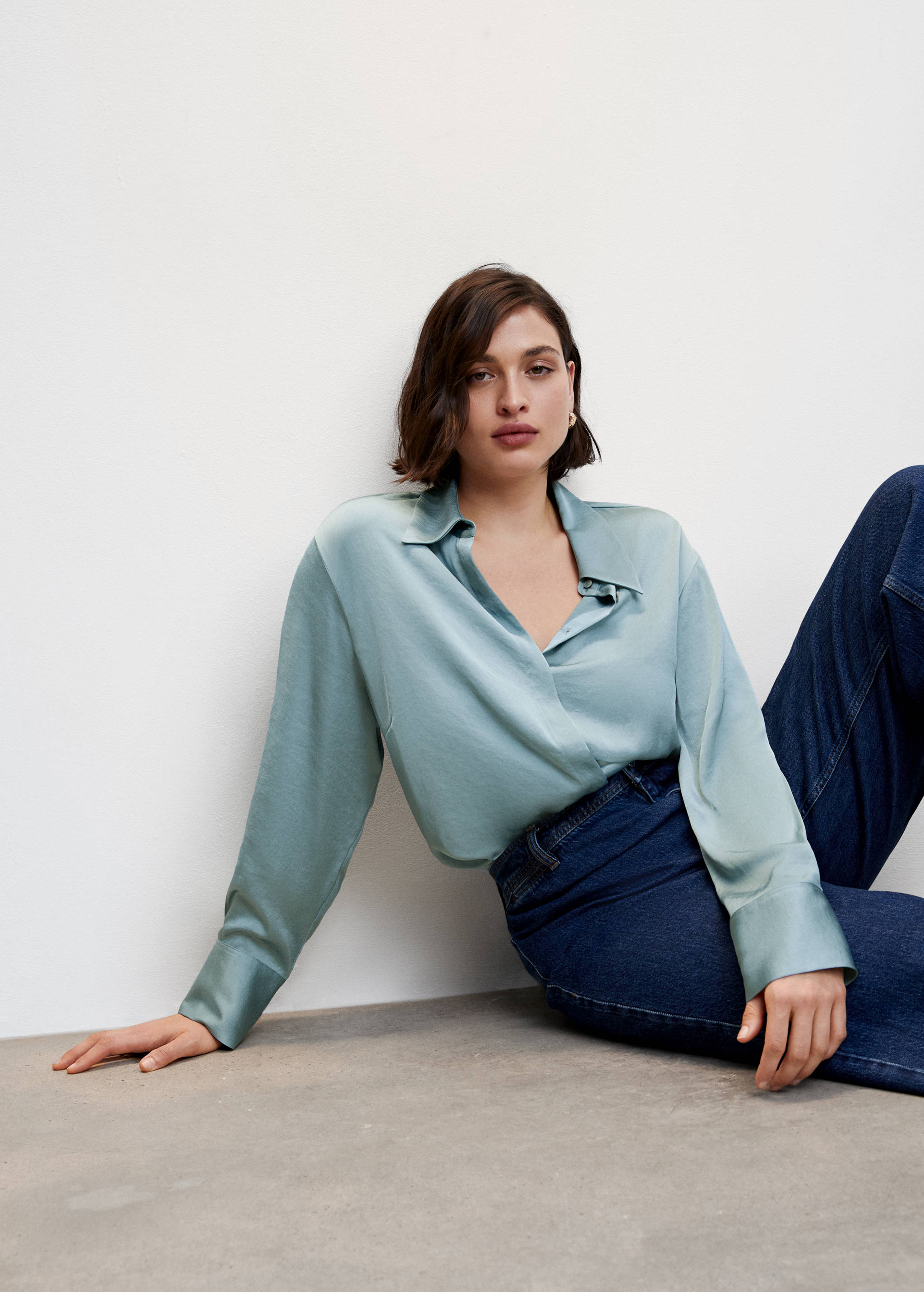 Satin finish flowy shirt - Details of the article 4