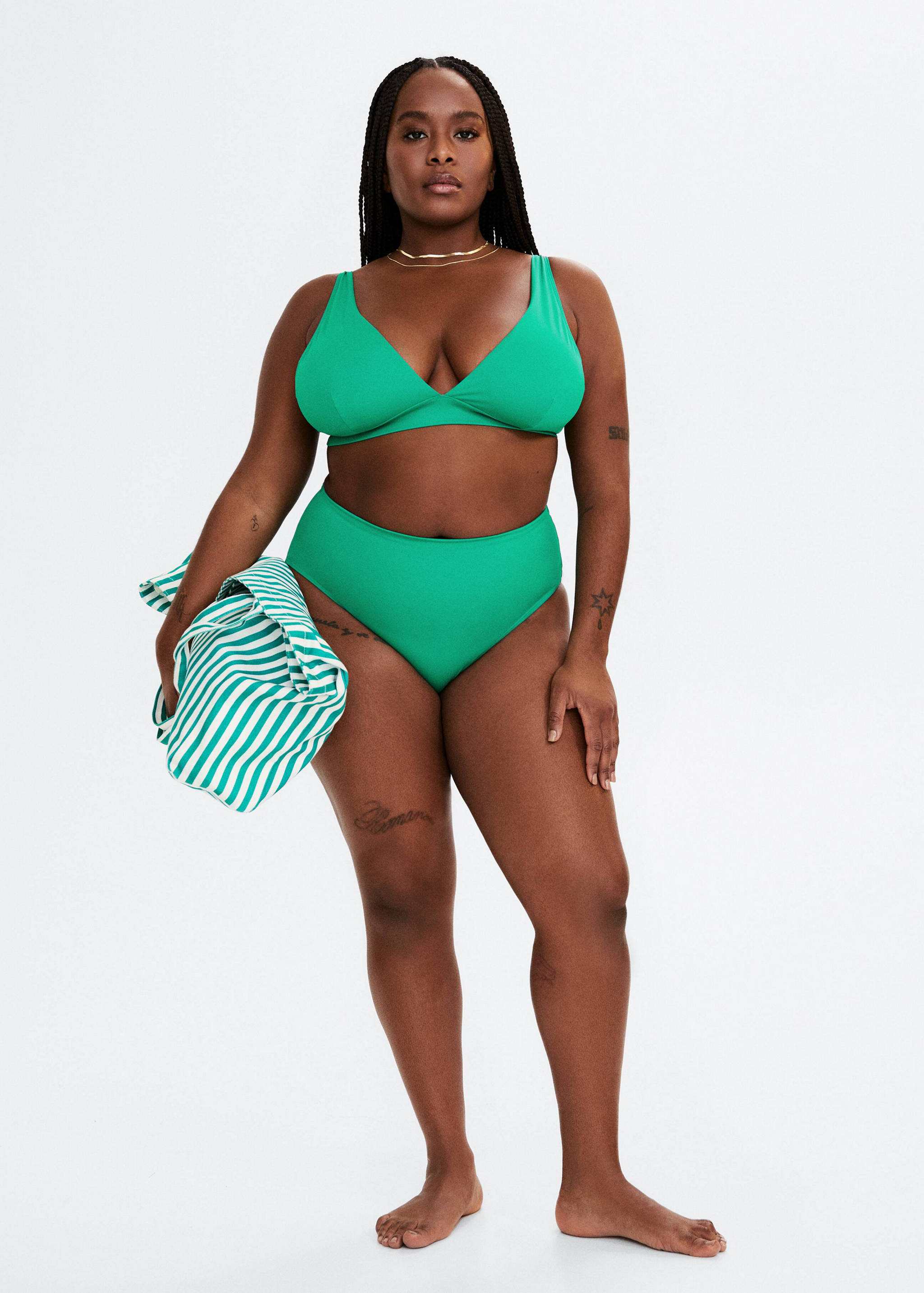 Top bikini triángulo - Plano general