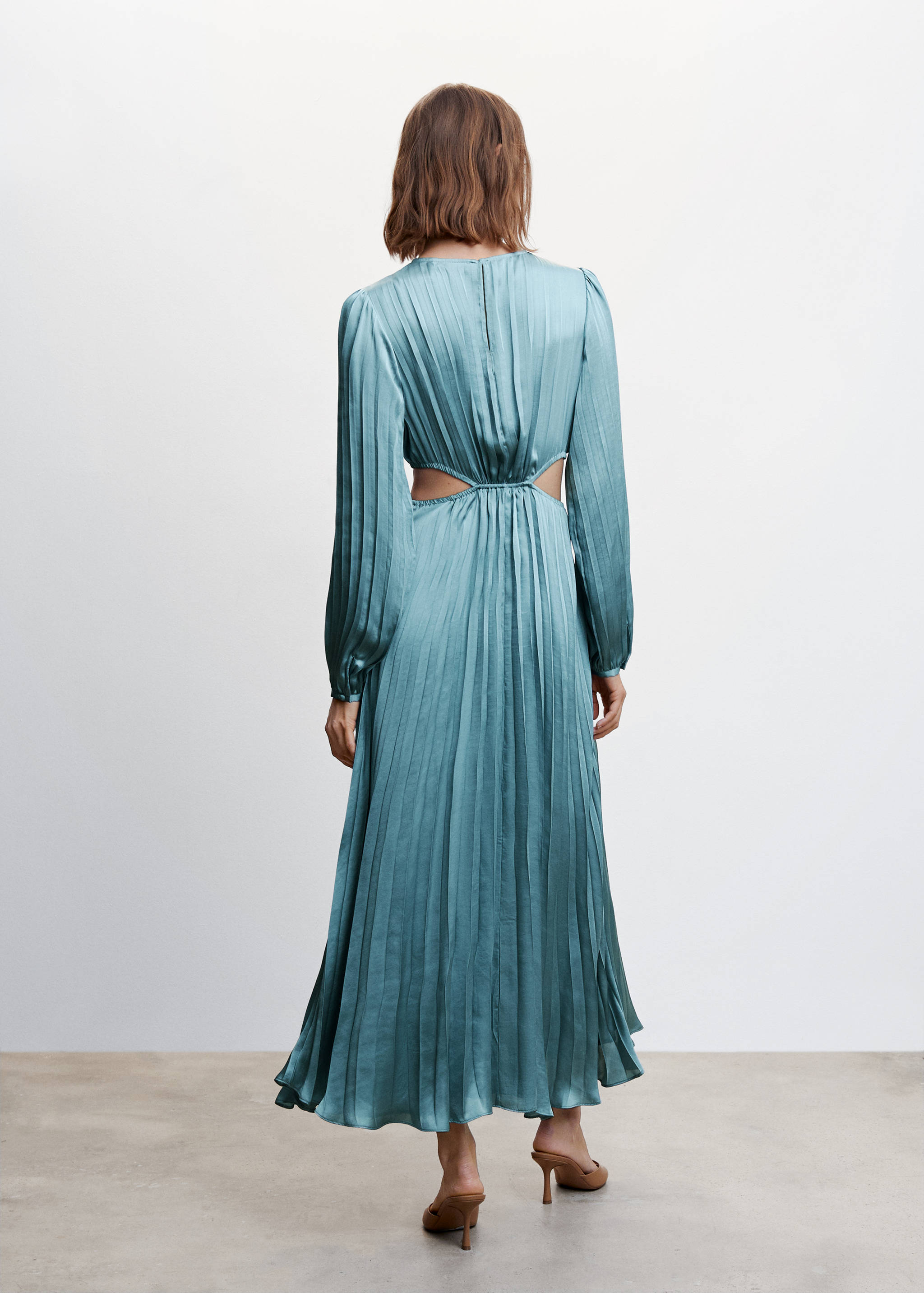 Pleated satin dress - Reverse of the article