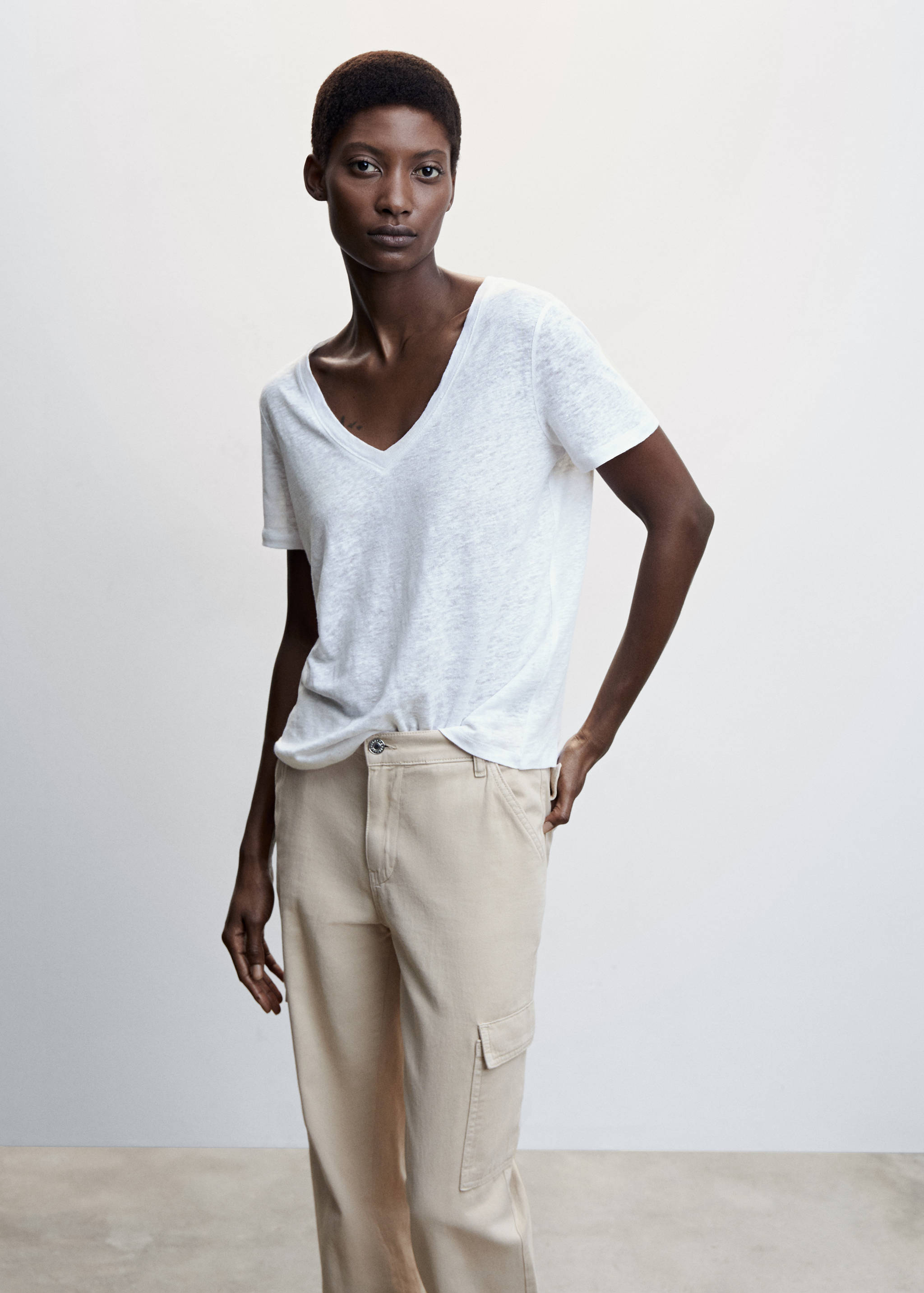 Leinen-T-Shirt mit V-Ausschnitt - Mittlere Ansicht