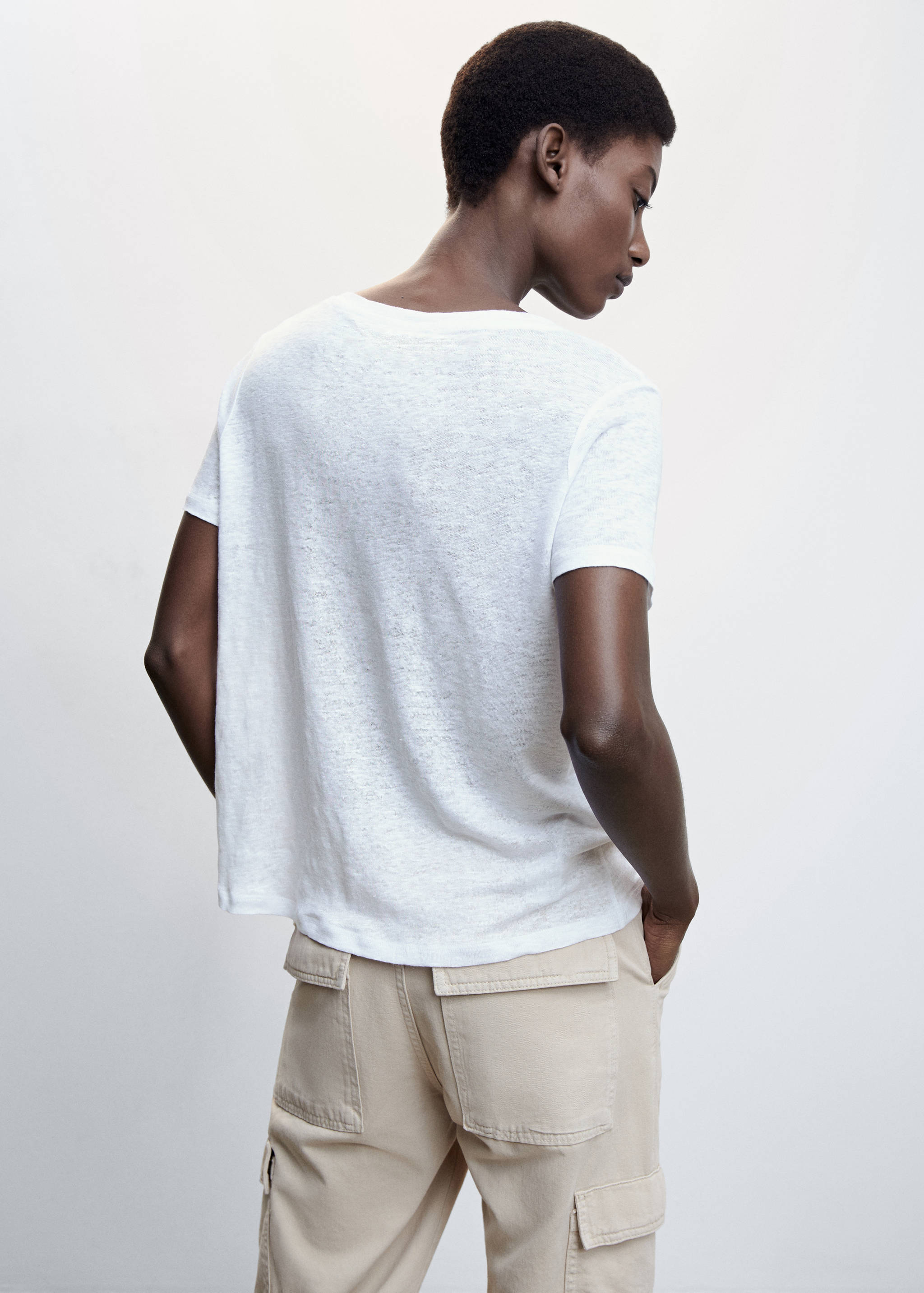 Leinen-T-Shirt mit V-Ausschnitt - Rückseite des Artikels