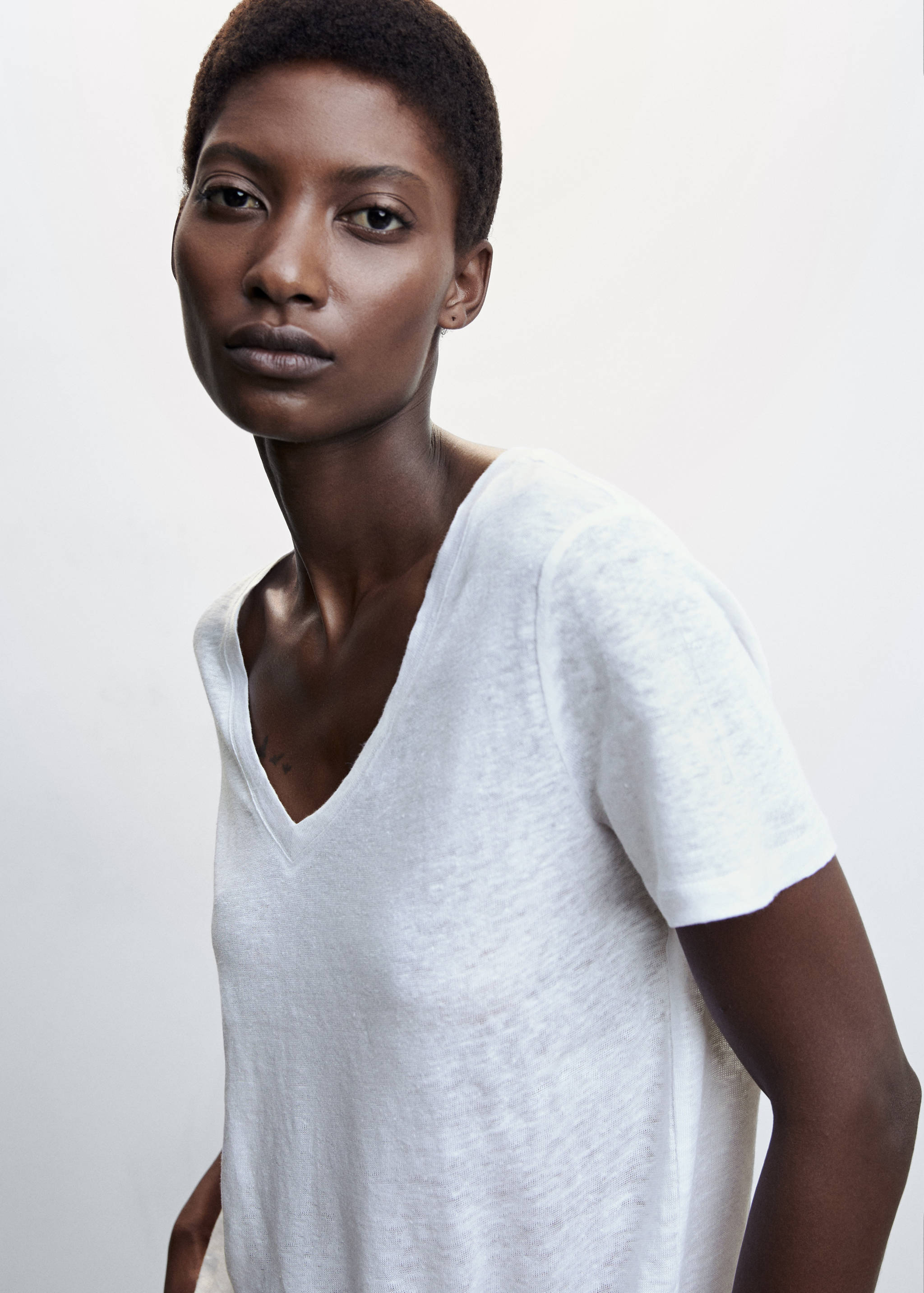 Leinen-T-Shirt mit V-Ausschnitt - Detail des Artikels 1