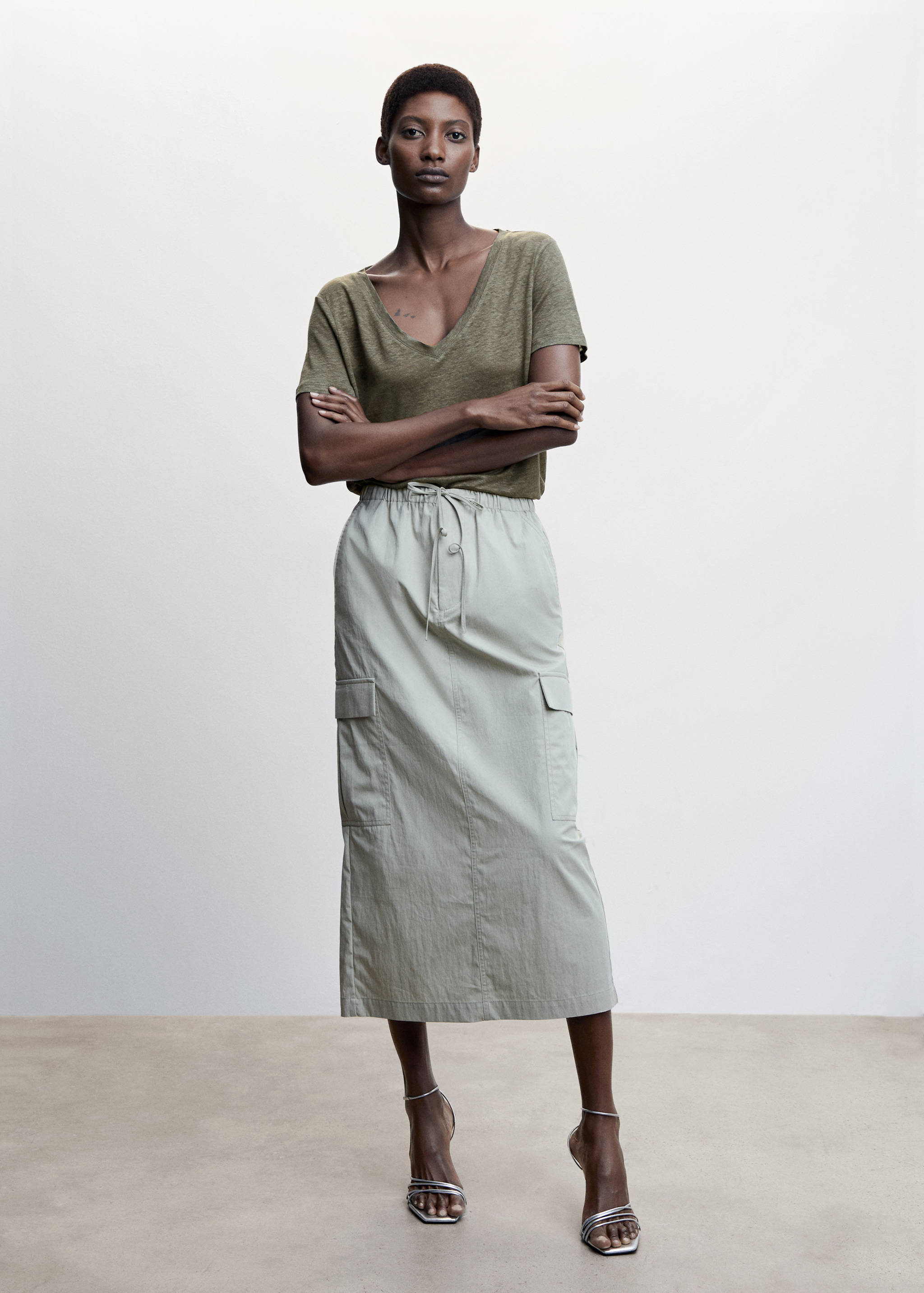 Leinen-T-Shirt mit V-Ausschnitt - Allgemeine Ansicht