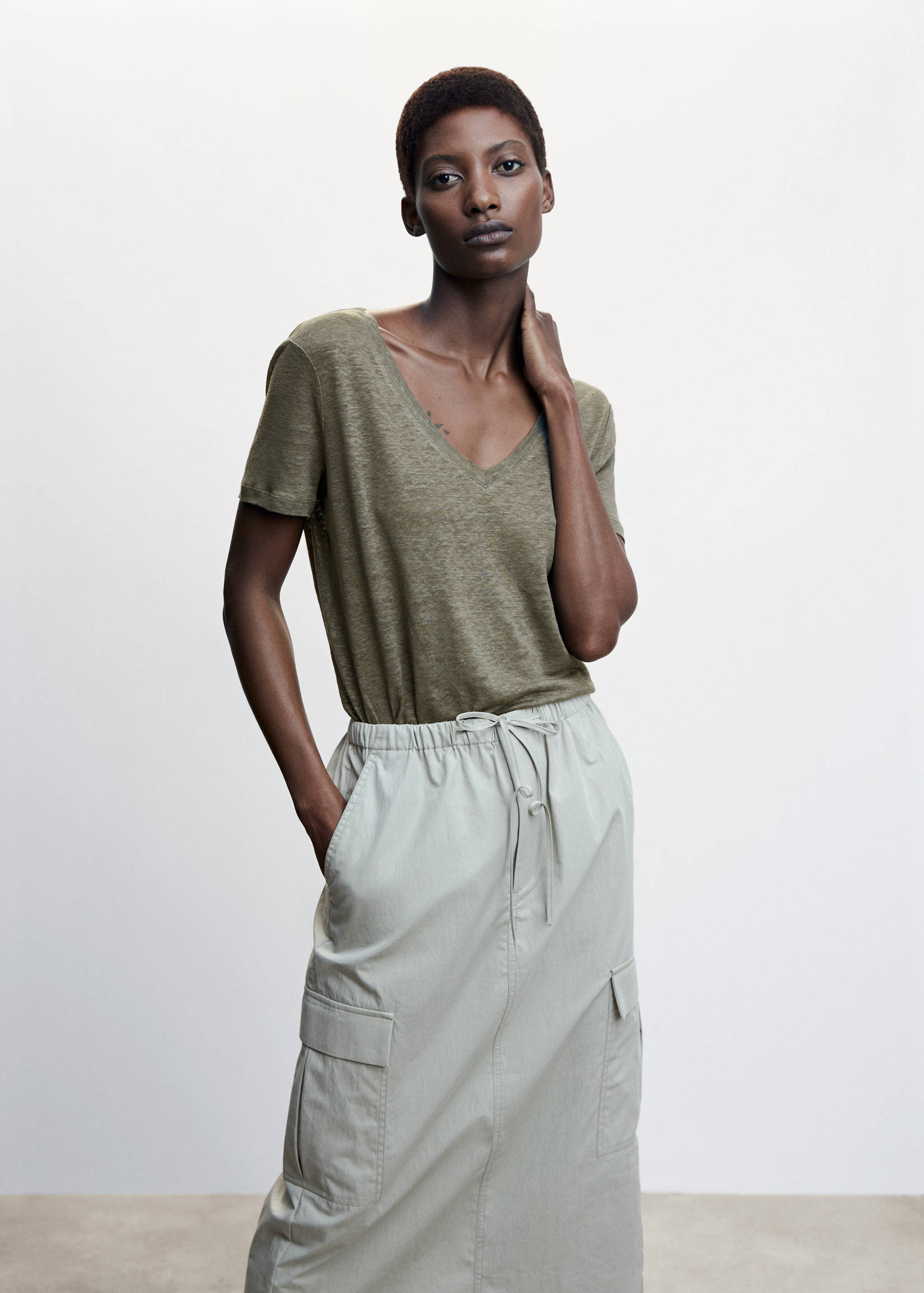 Leinen-T-Shirt mit V-Ausschnitt - Mittlere Ansicht