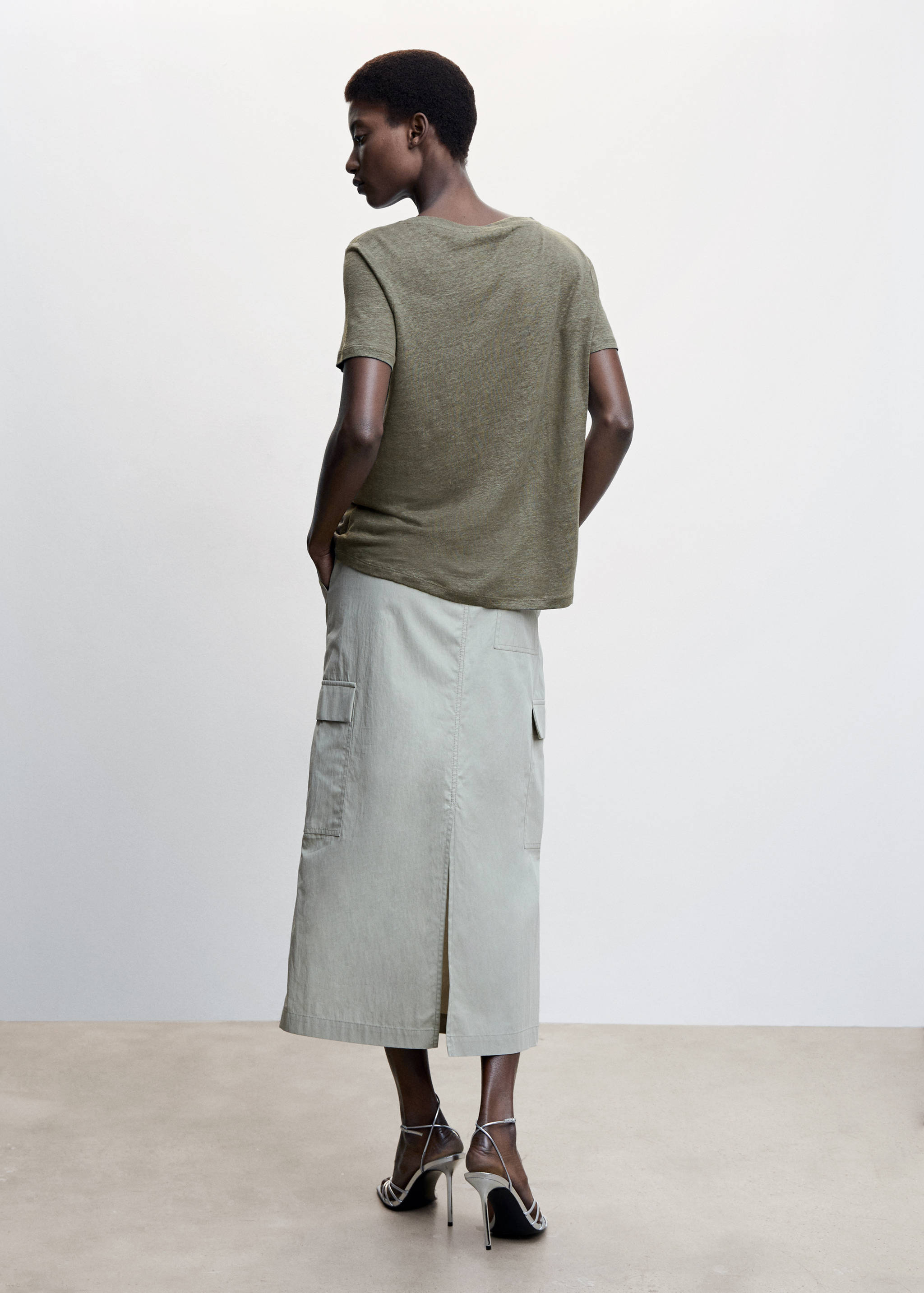 Leinen-T-Shirt mit V-Ausschnitt - Rückseite des Artikels