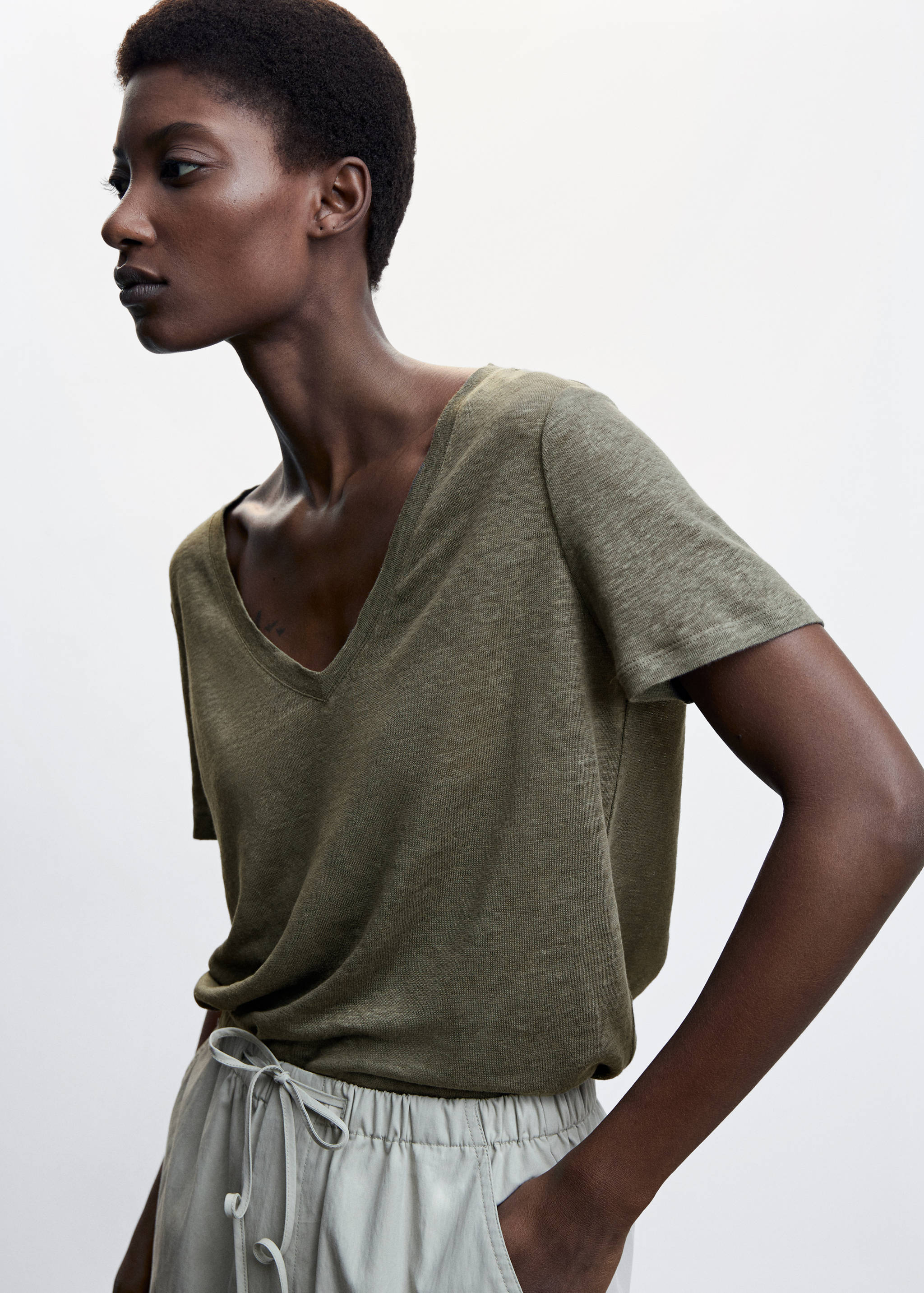 Leinen-T-Shirt mit V-Ausschnitt - Detail des Artikels 1