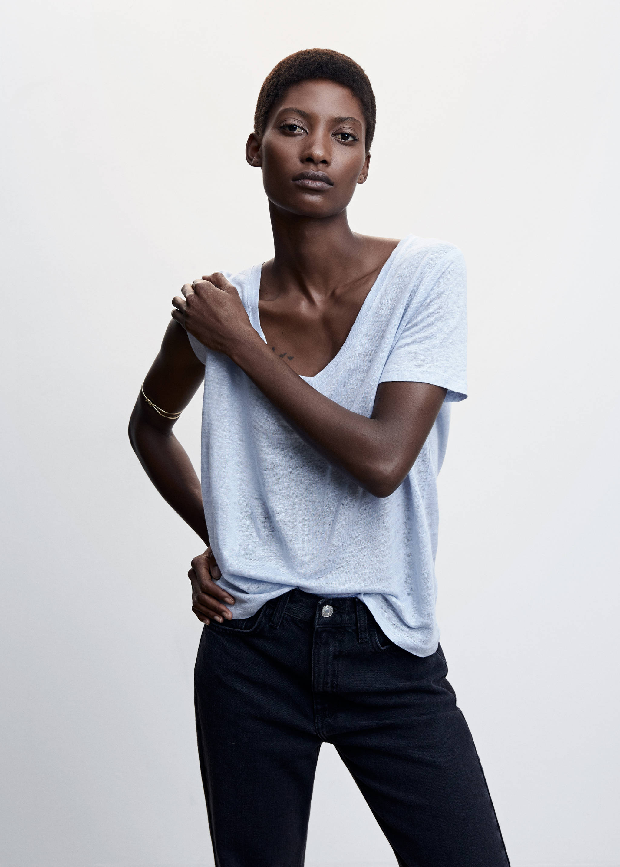 Leinen-T-Shirt mit V-Ausschnitt - Mittlere Ansicht