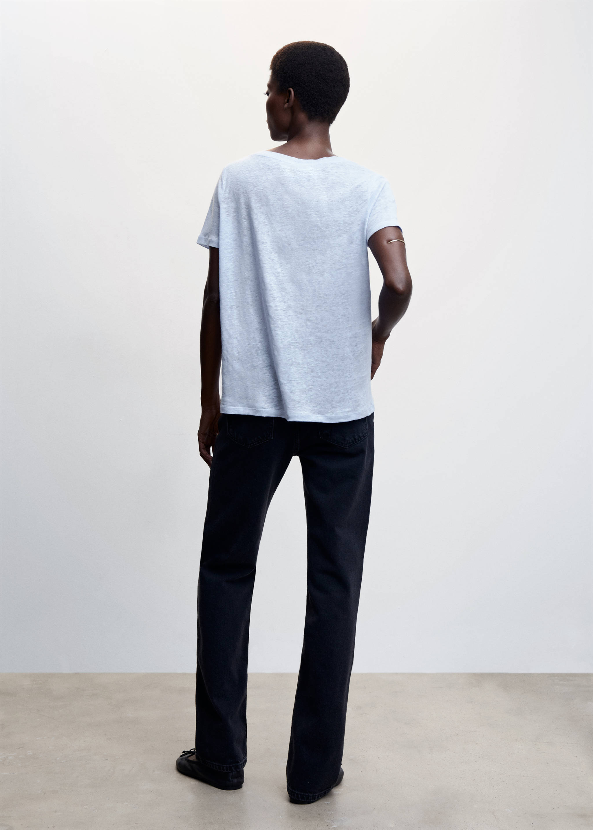 Leinen-T-Shirt mit V-Ausschnitt - Rückseite des Artikels