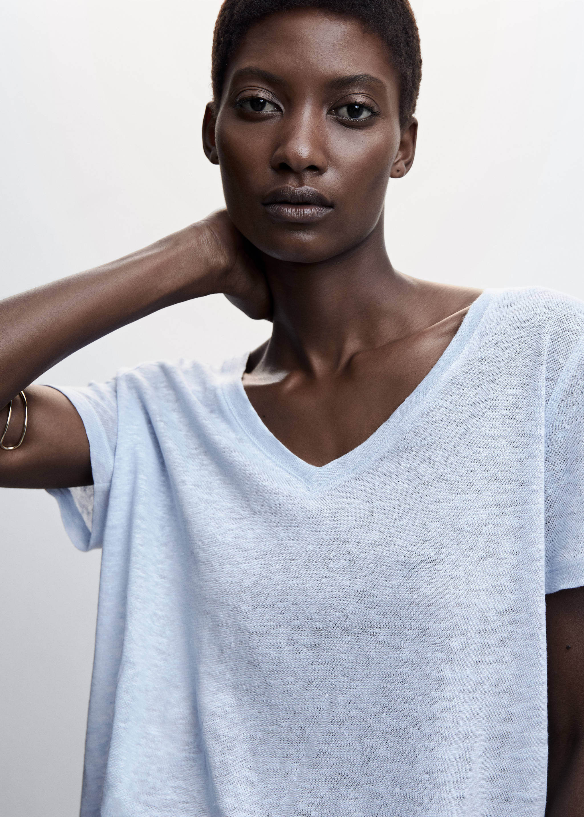 Leinen-T-Shirt mit V-Ausschnitt - Detail des Artikels 1