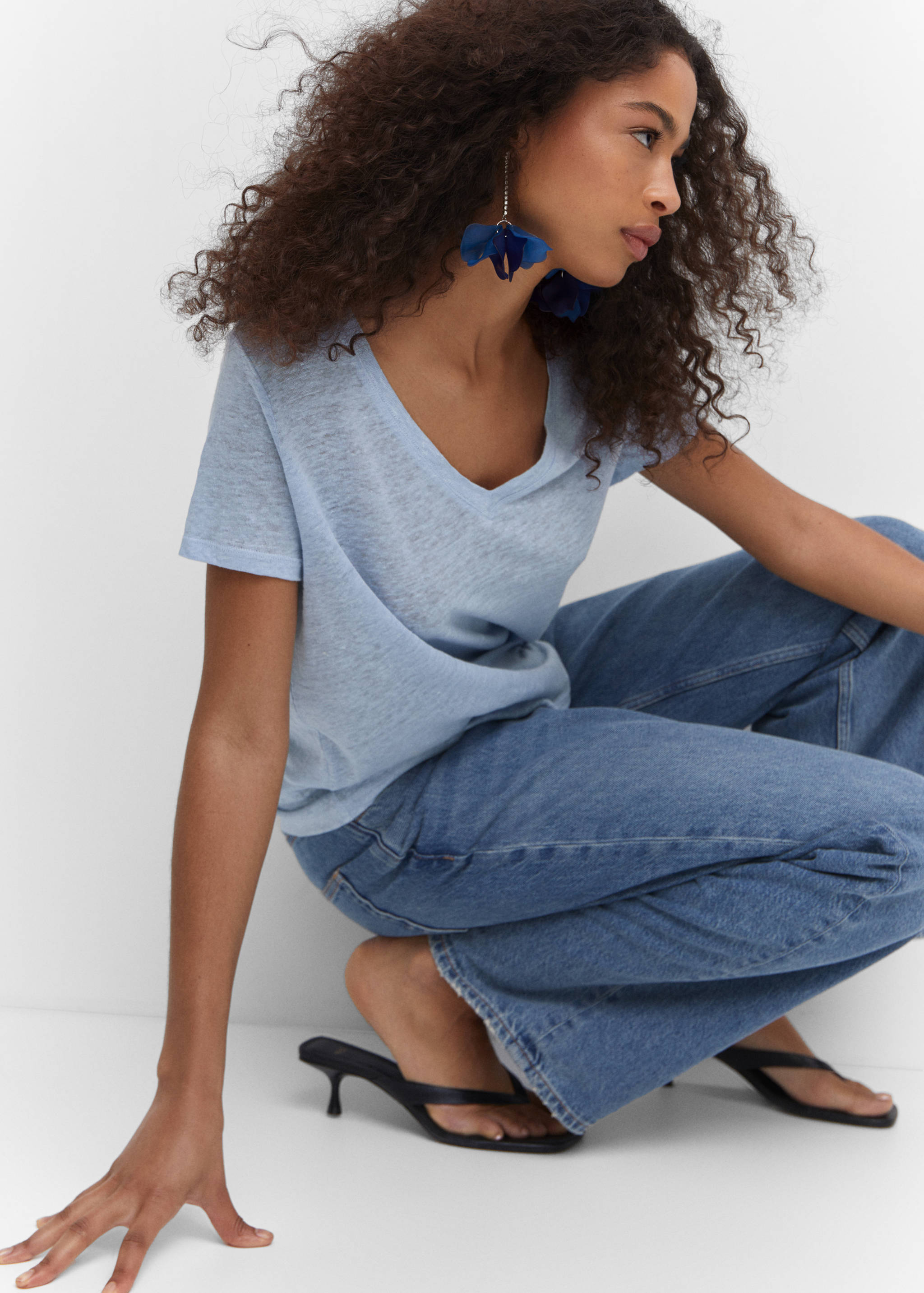 Leinen-T-Shirt mit V-Ausschnitt - Detail des Artikels 2