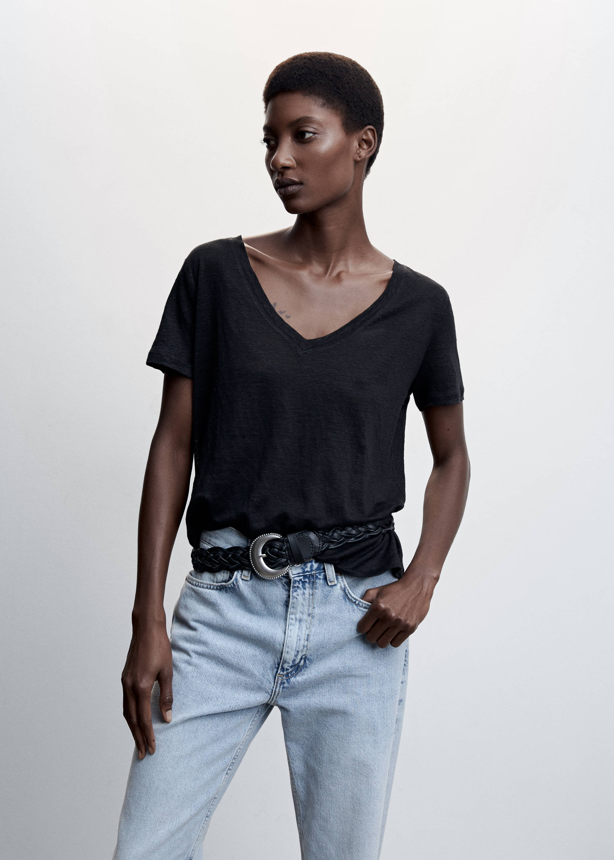 Leinen-T-Shirt mit V-Ausschnitt - Mittlere Ansicht