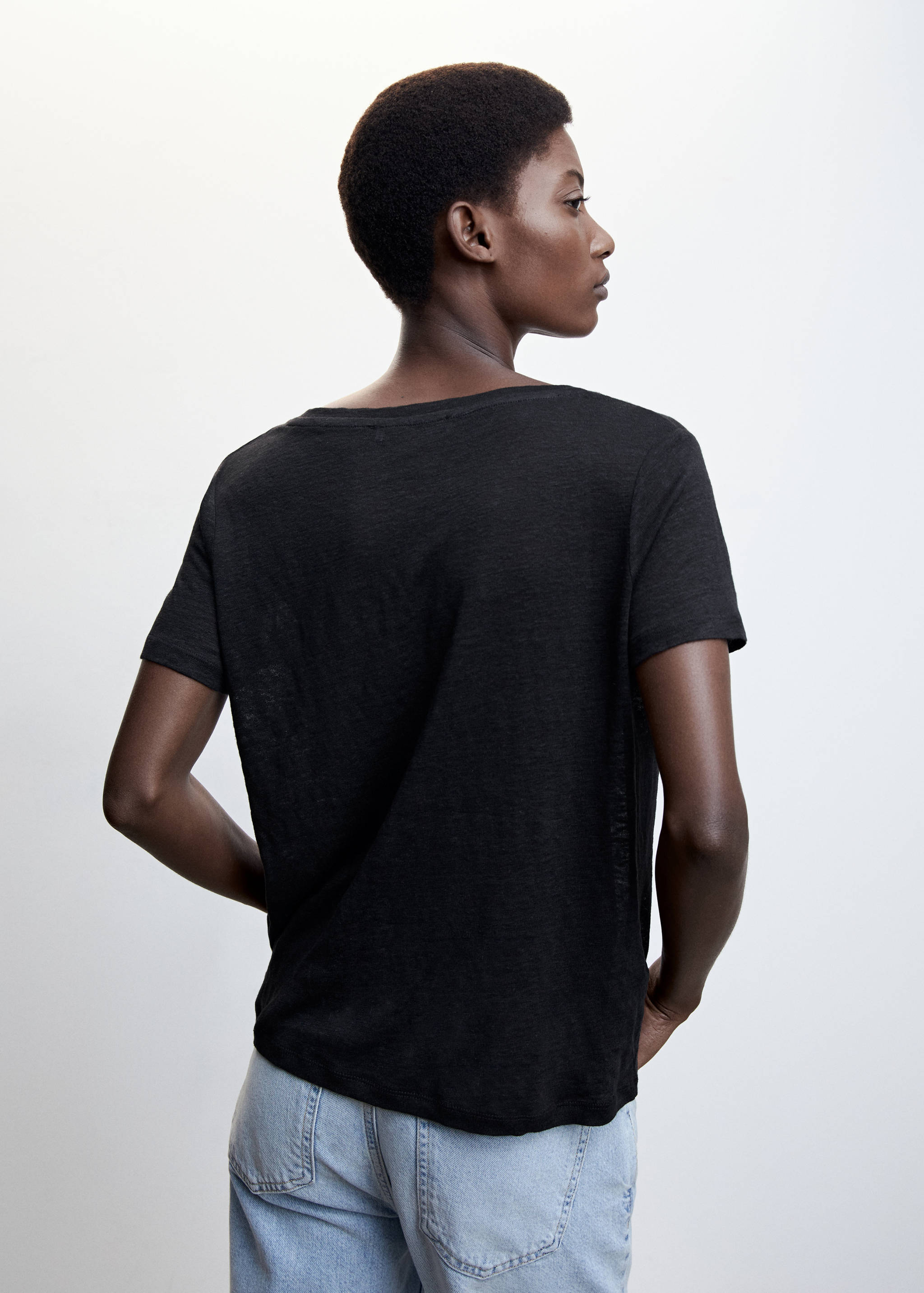 Leinen-T-Shirt mit V-Ausschnitt - Rückseite des Artikels