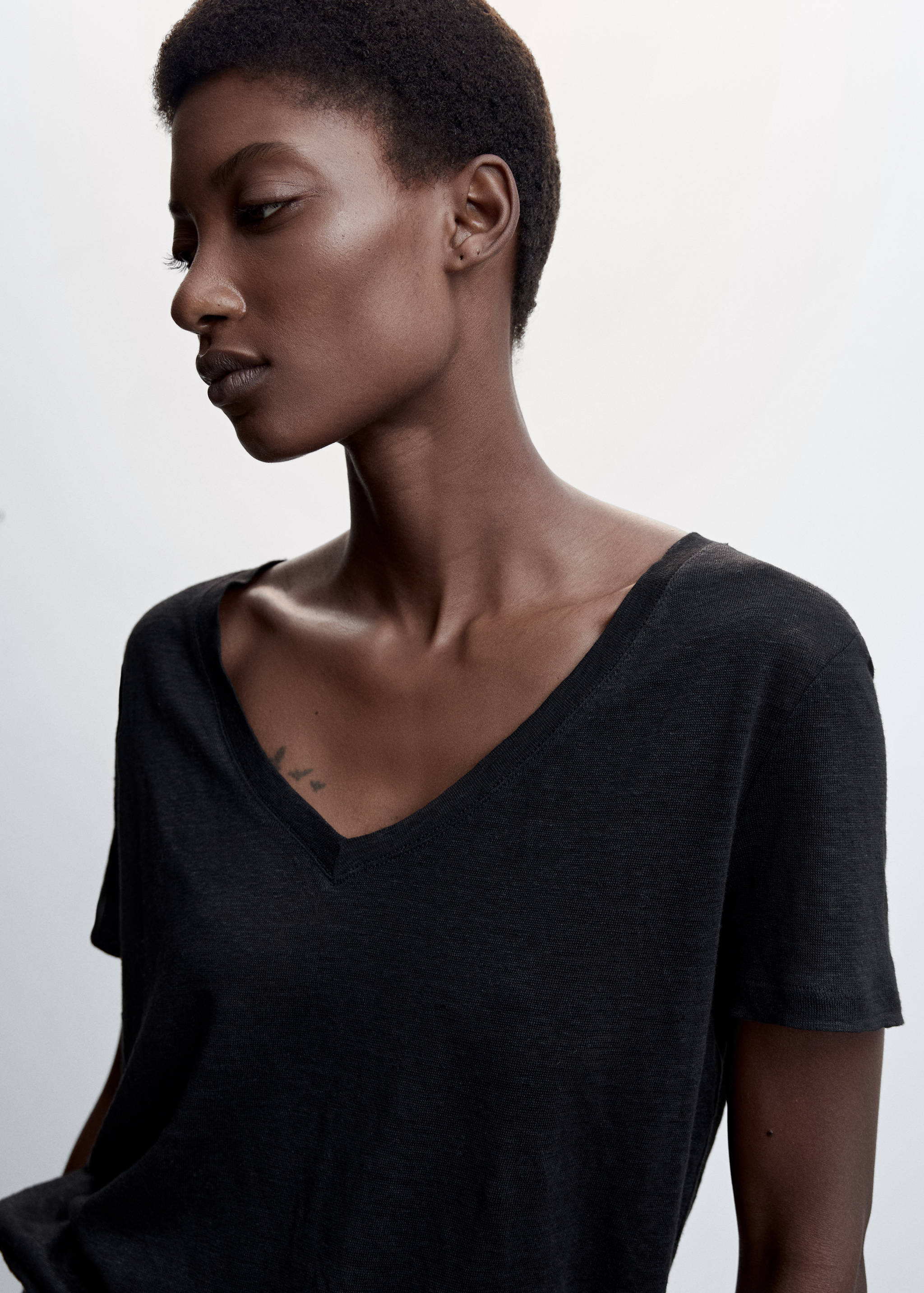 Leinen-T-Shirt mit V-Ausschnitt - Detail des Artikels 1