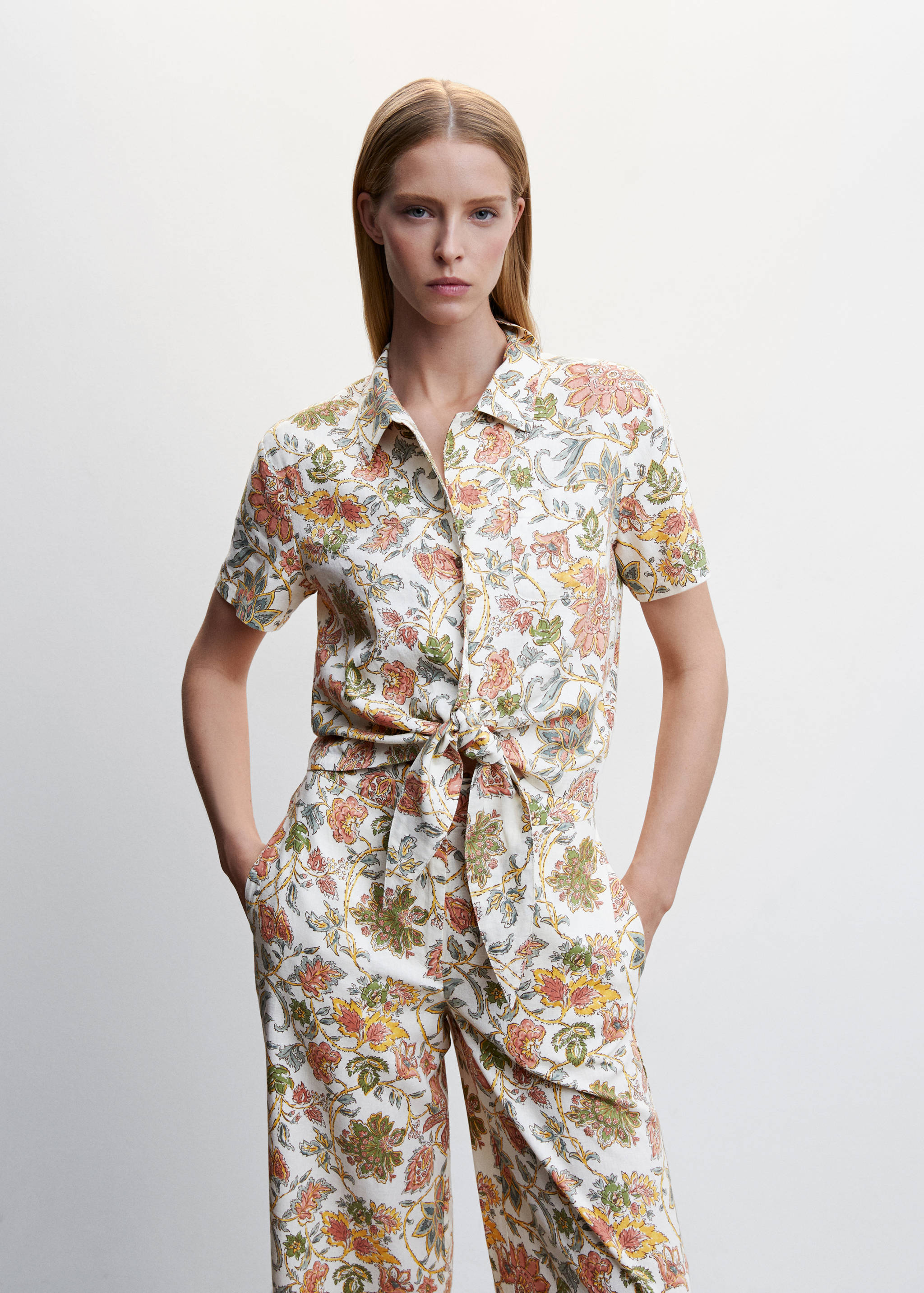 Camisa lino flores - Plano medio