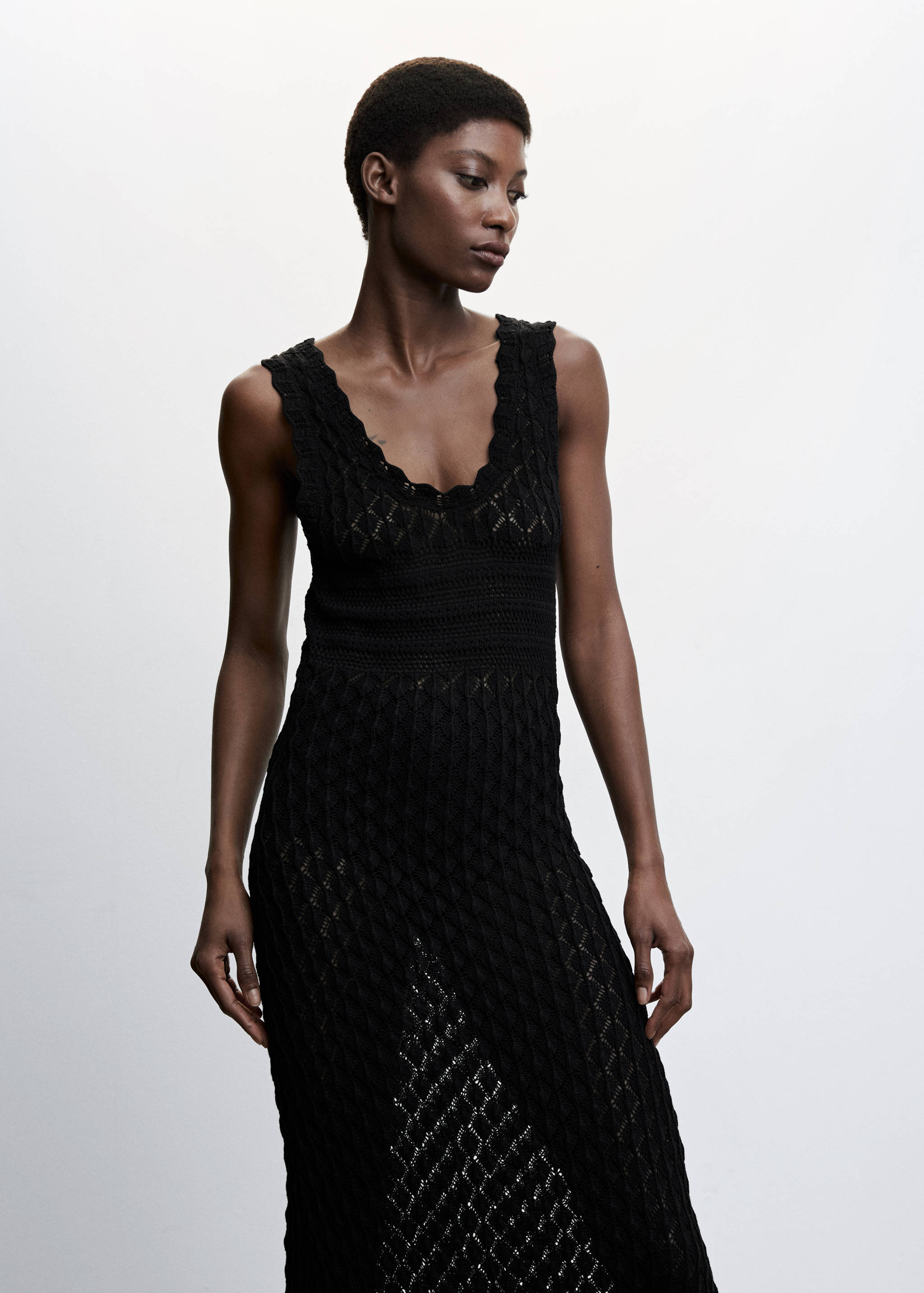 Langes Kleid mit Lochmuster - Mittlere Ansicht