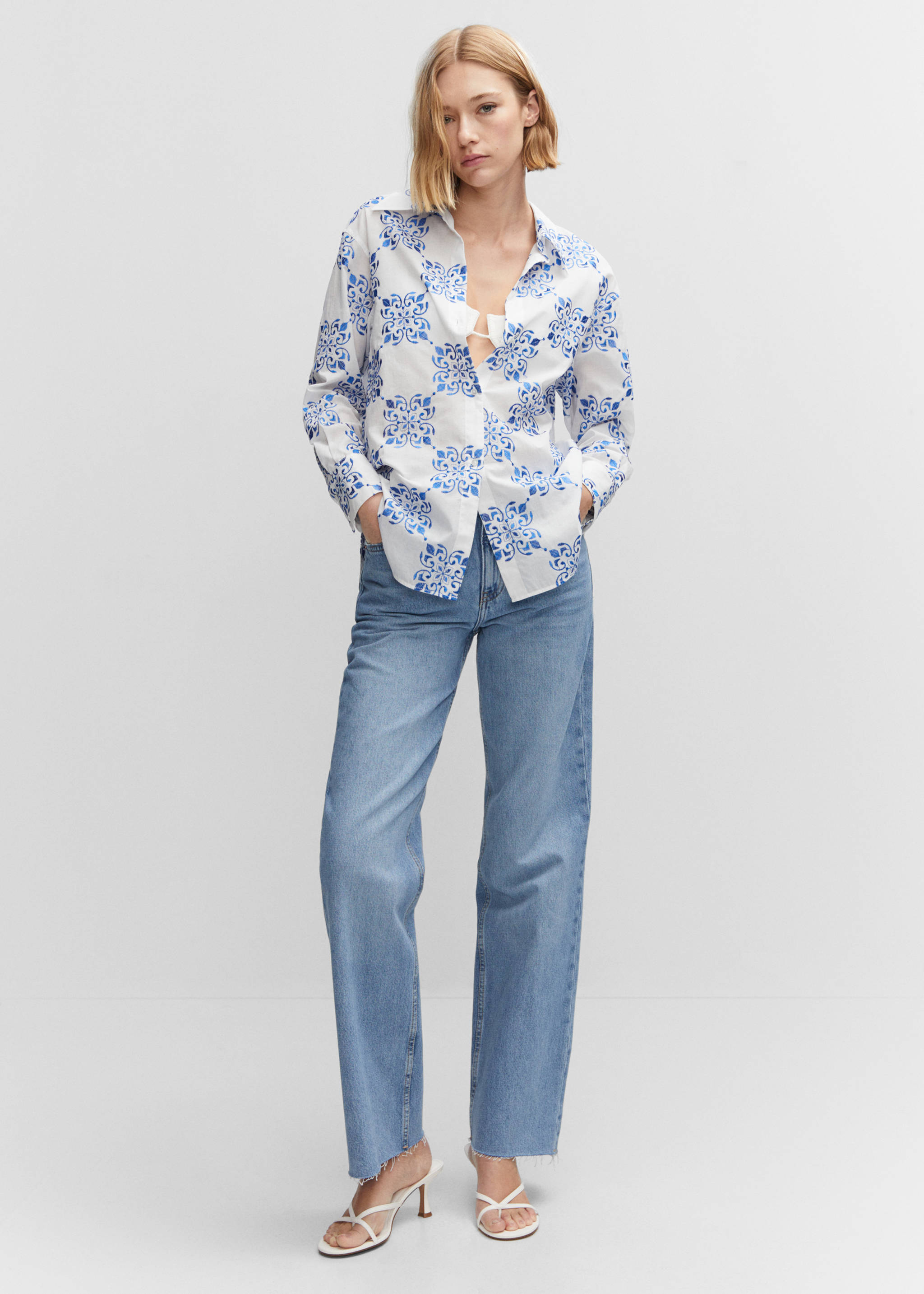 Camisa oversize bordada - Plano general