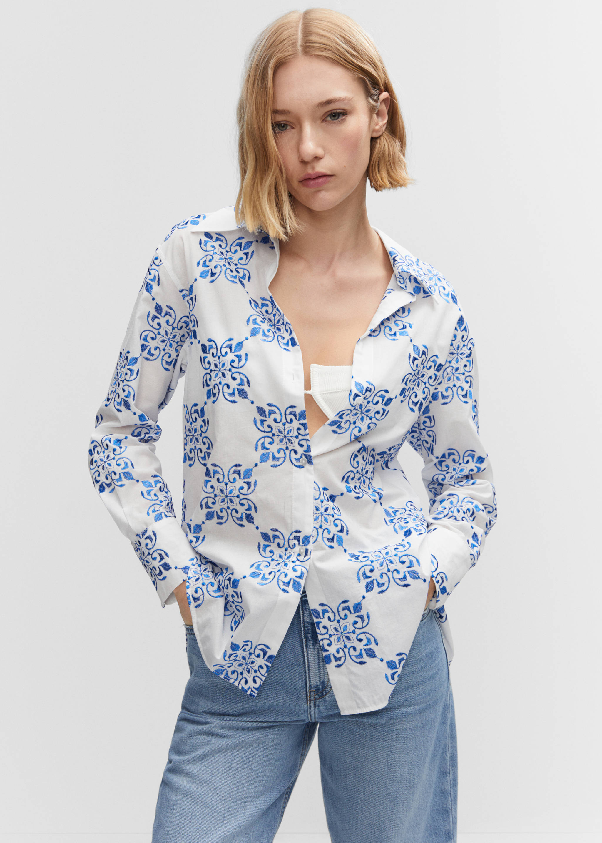 Camisa oversize bordada - Plano medio