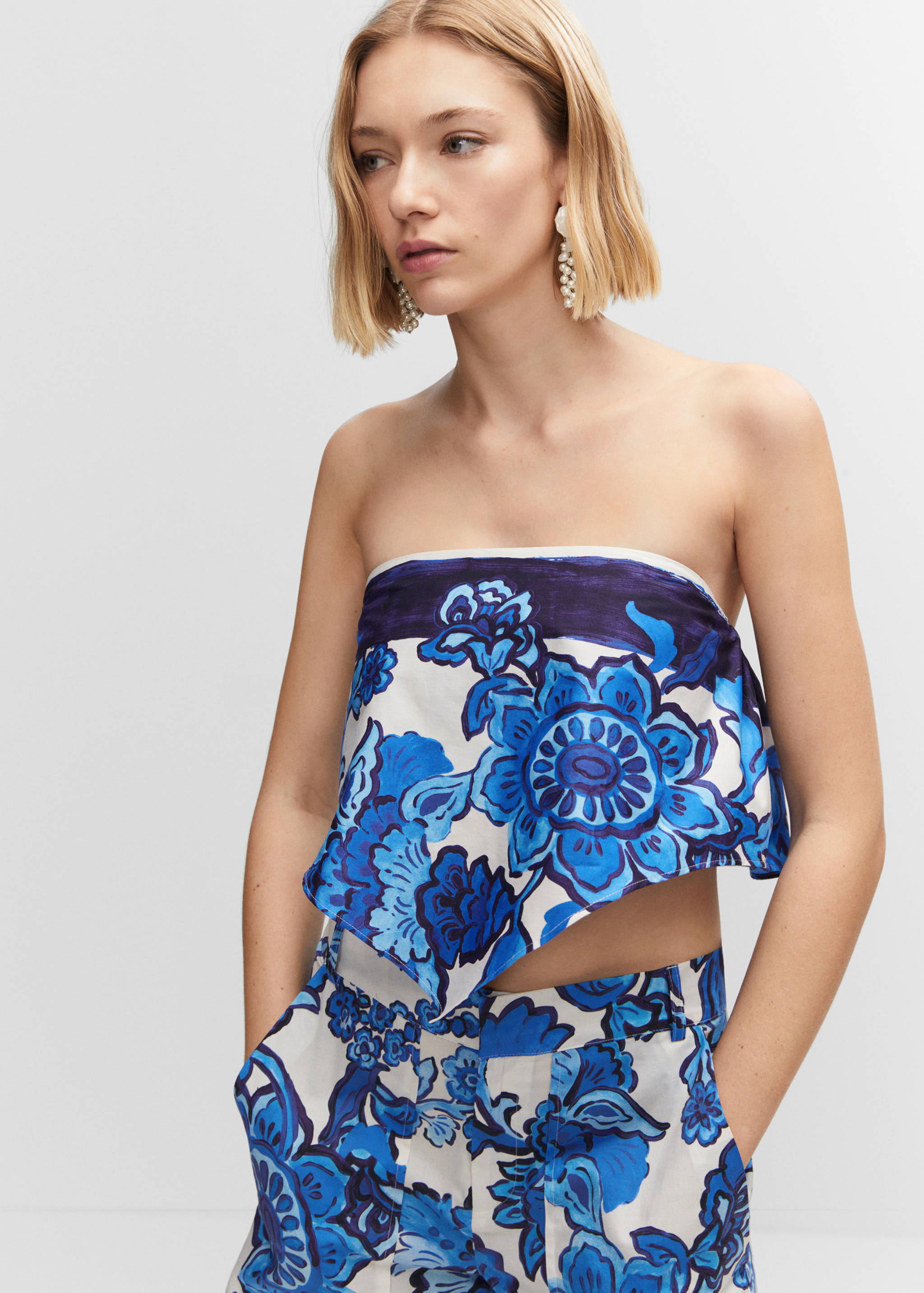 Top estilo pañuelo floral - Plano medio