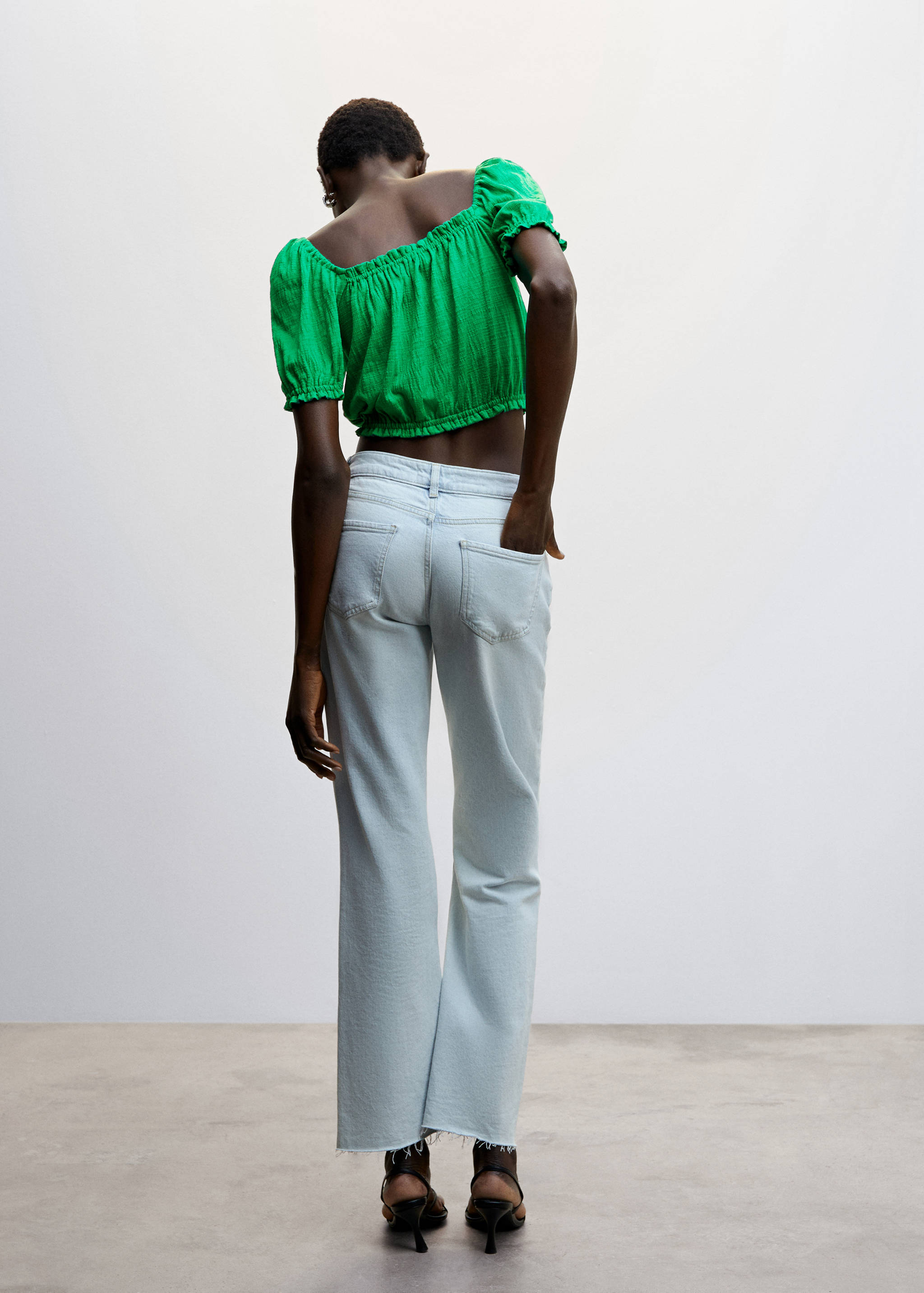 Puffed sleeves T-shirt - Reverse of the article