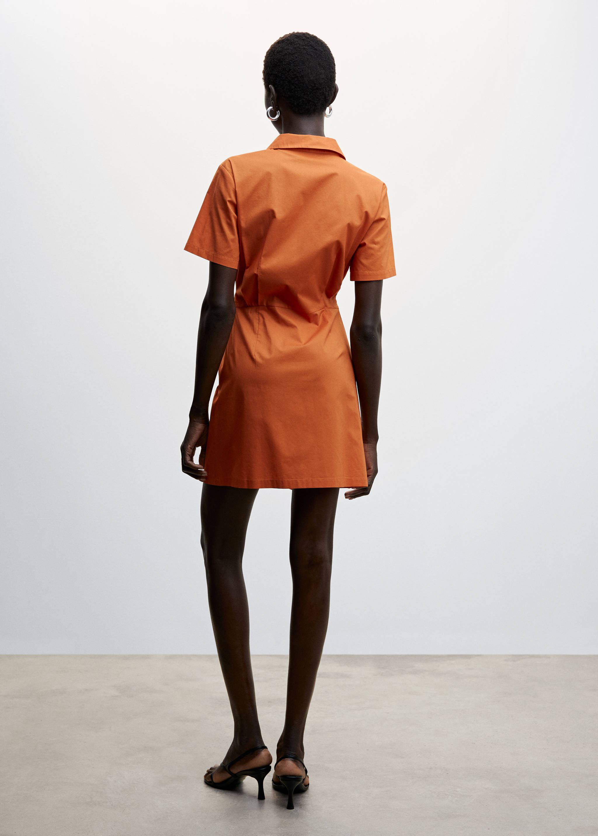 Hemdkleid mit Taillenband - Rückseite des Artikels