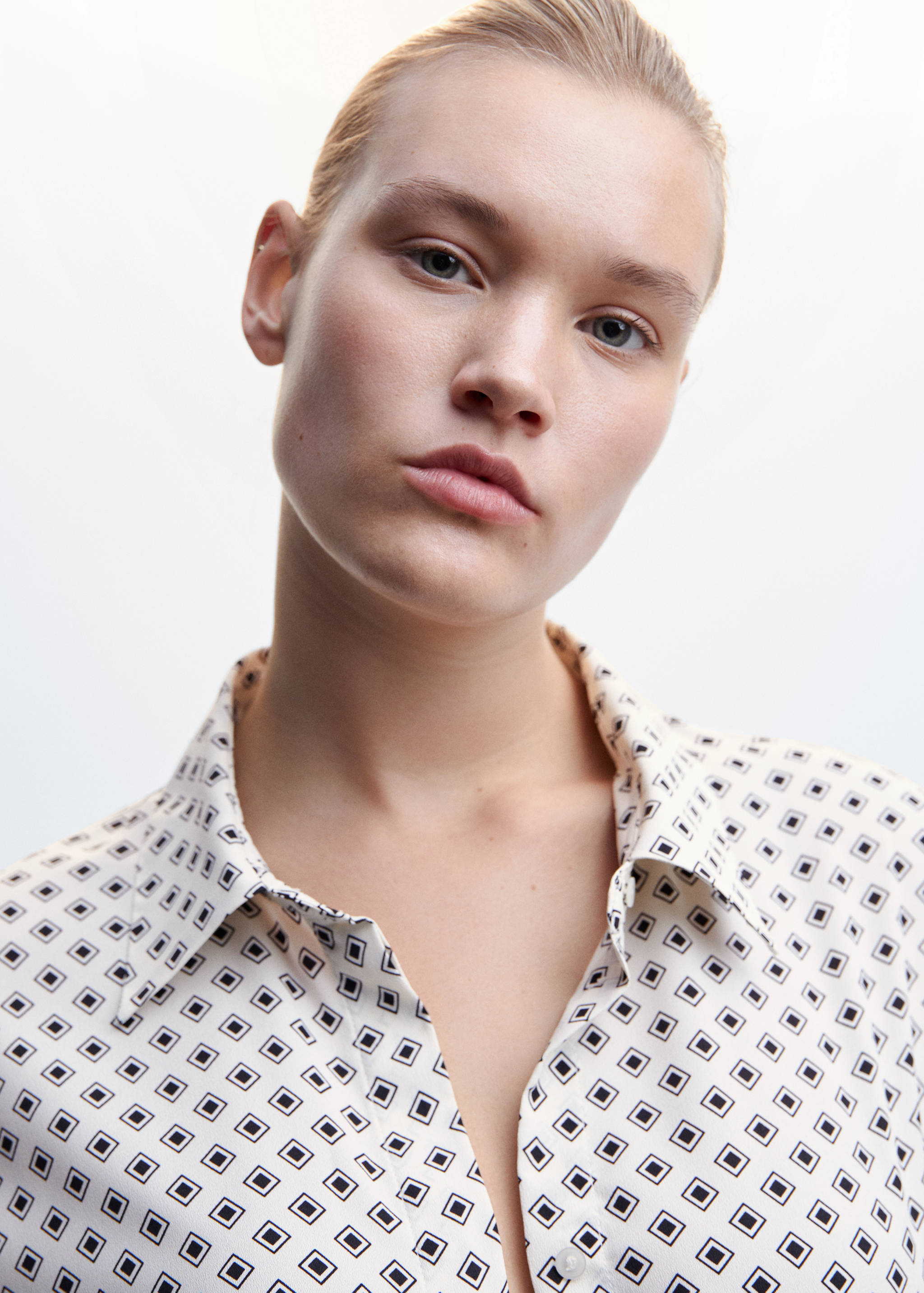 Buttoned flowy shirt - Details of the article 4