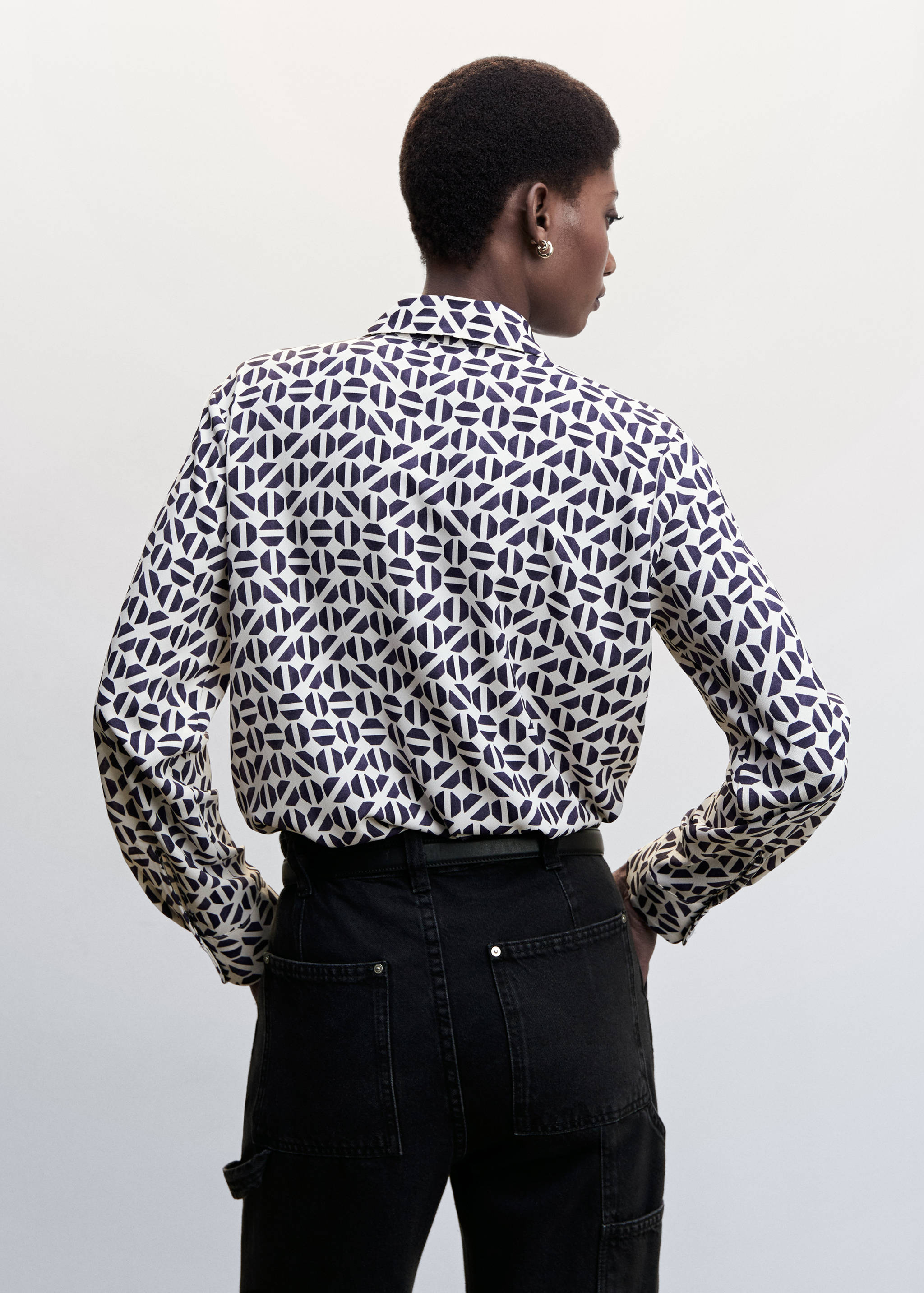 Buttoned flowy shirt - Reverse of the article