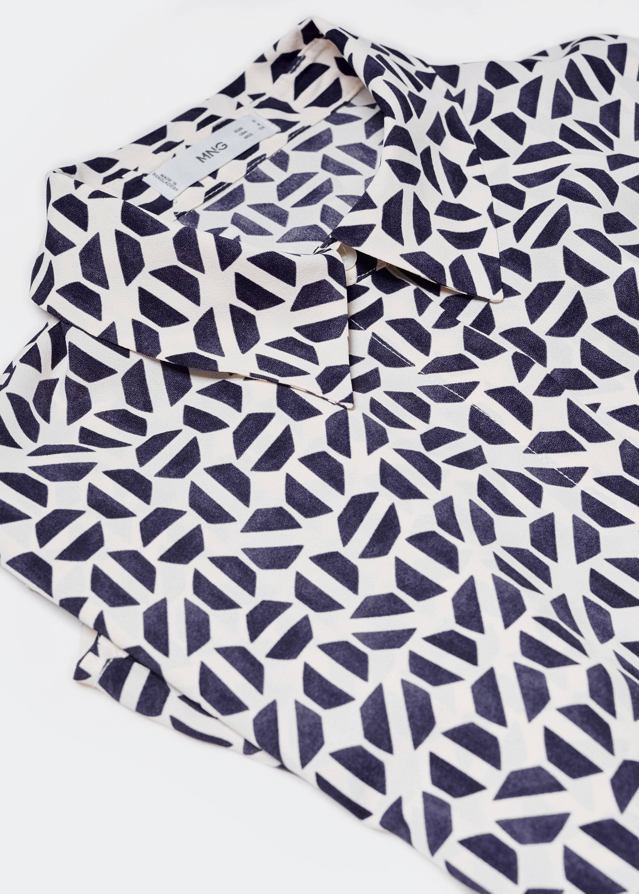 Buttoned flowy shirt - Details of the article 8