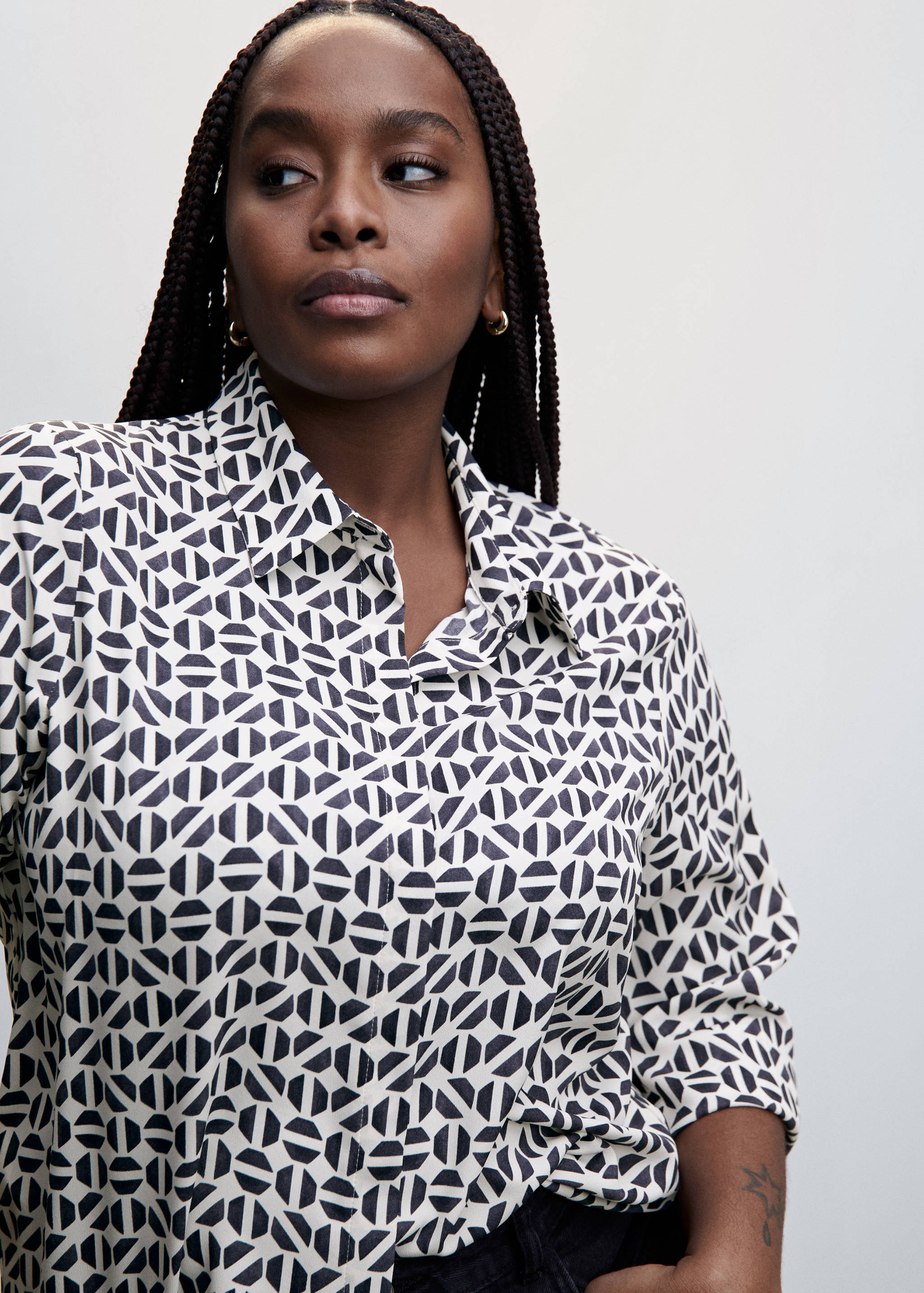 Buttoned flowy shirt - Details of the article 5