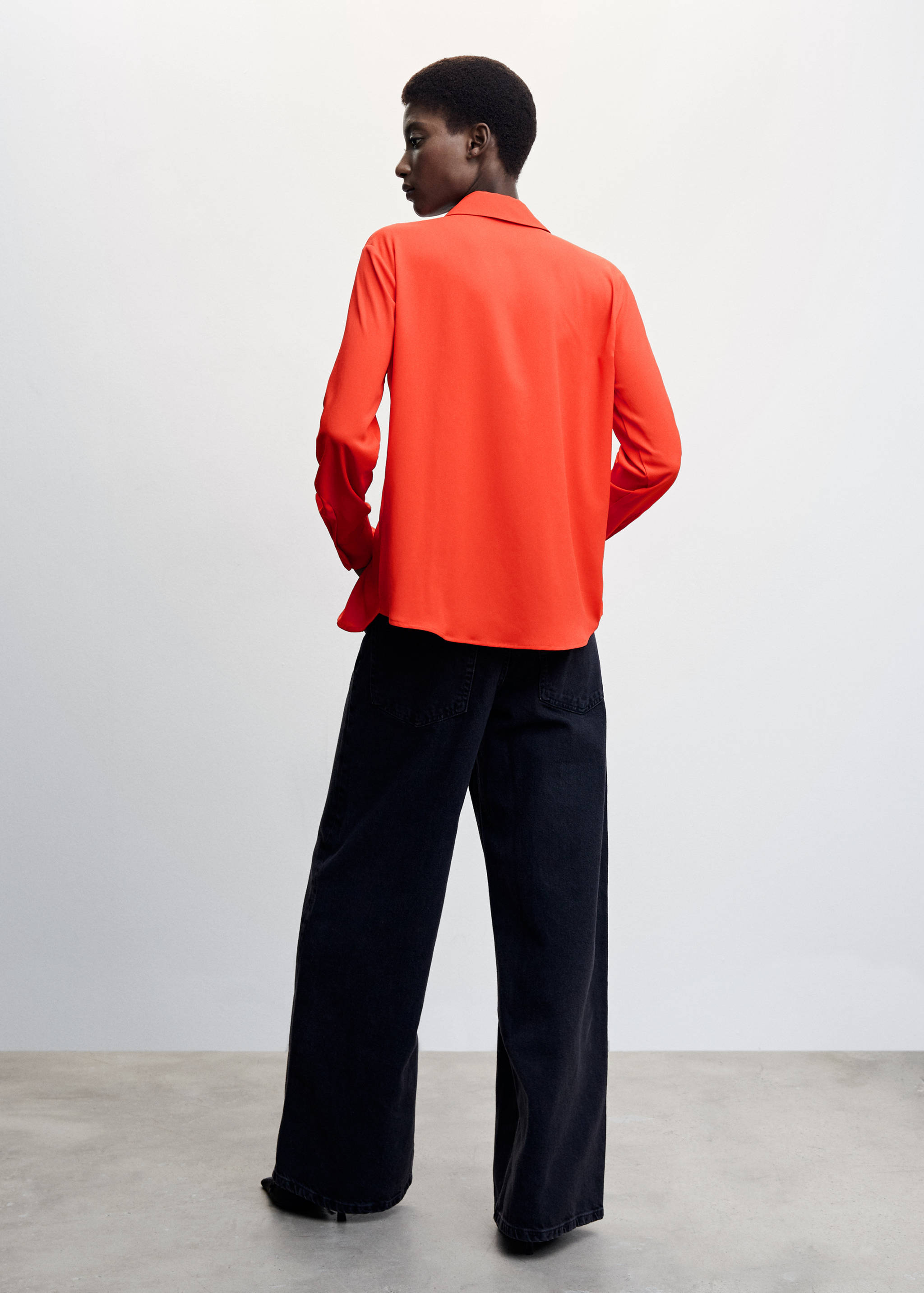 Buttoned flowy shirt - Reverse of the article