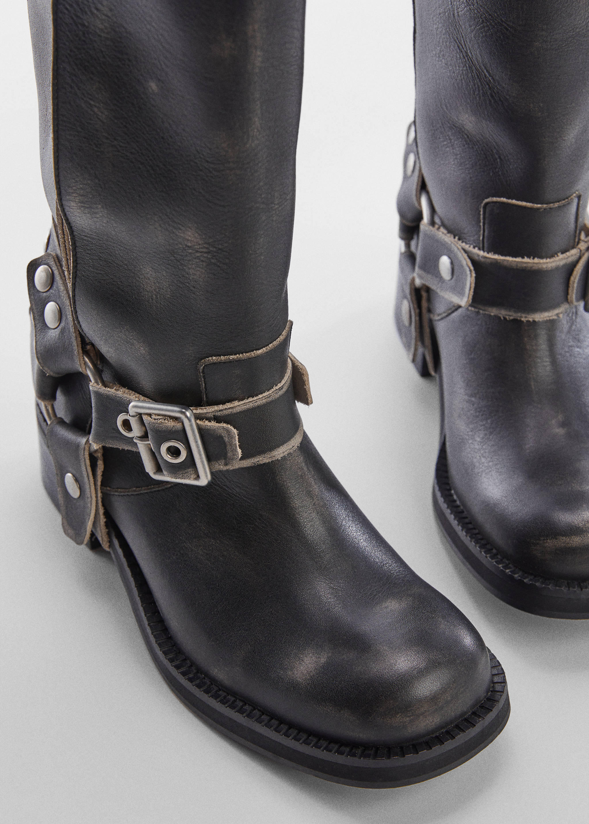 Buckles leather boots - Details of the article 2