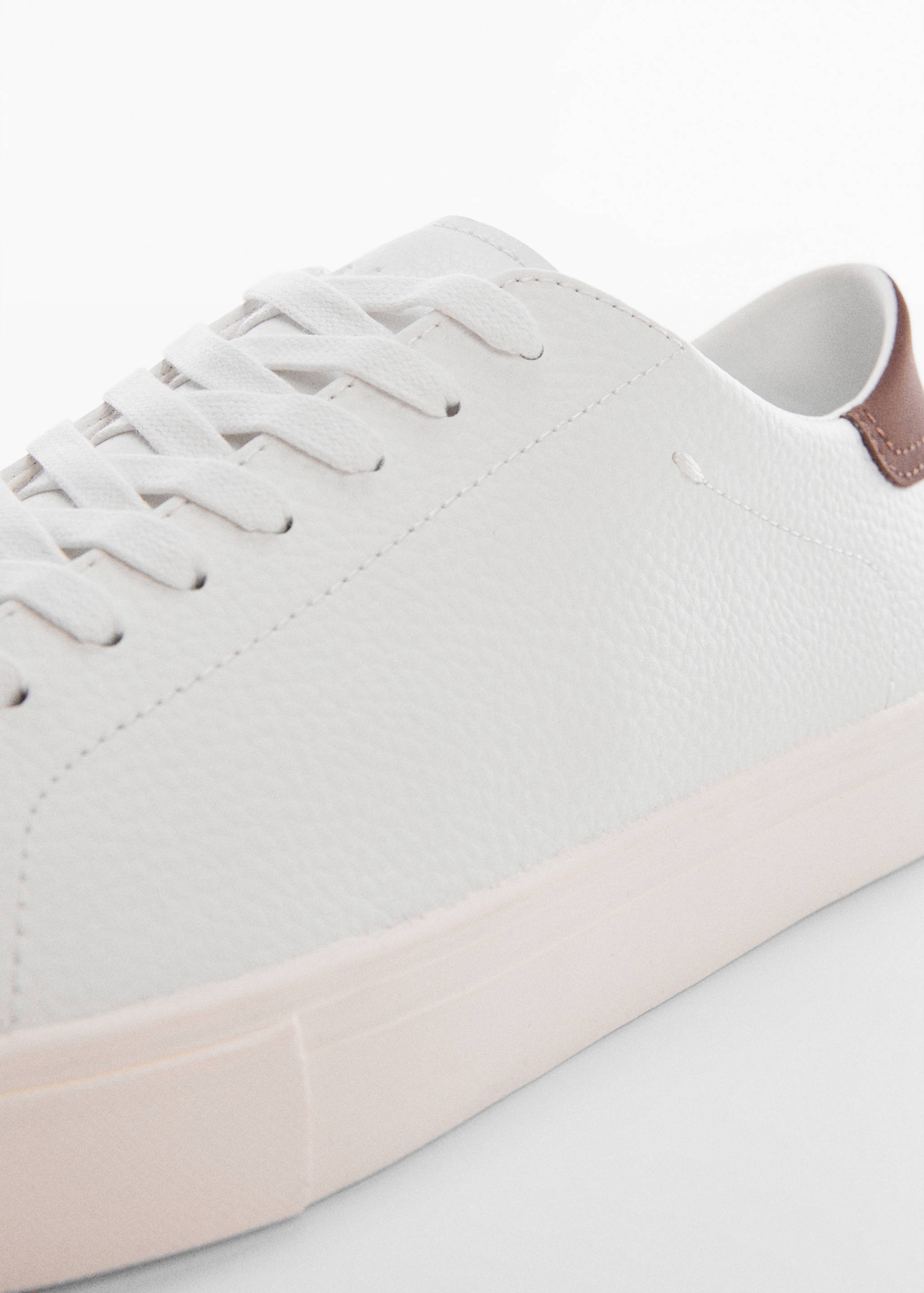 Geschnürte Ledersneaker - Detail des Artikels 1