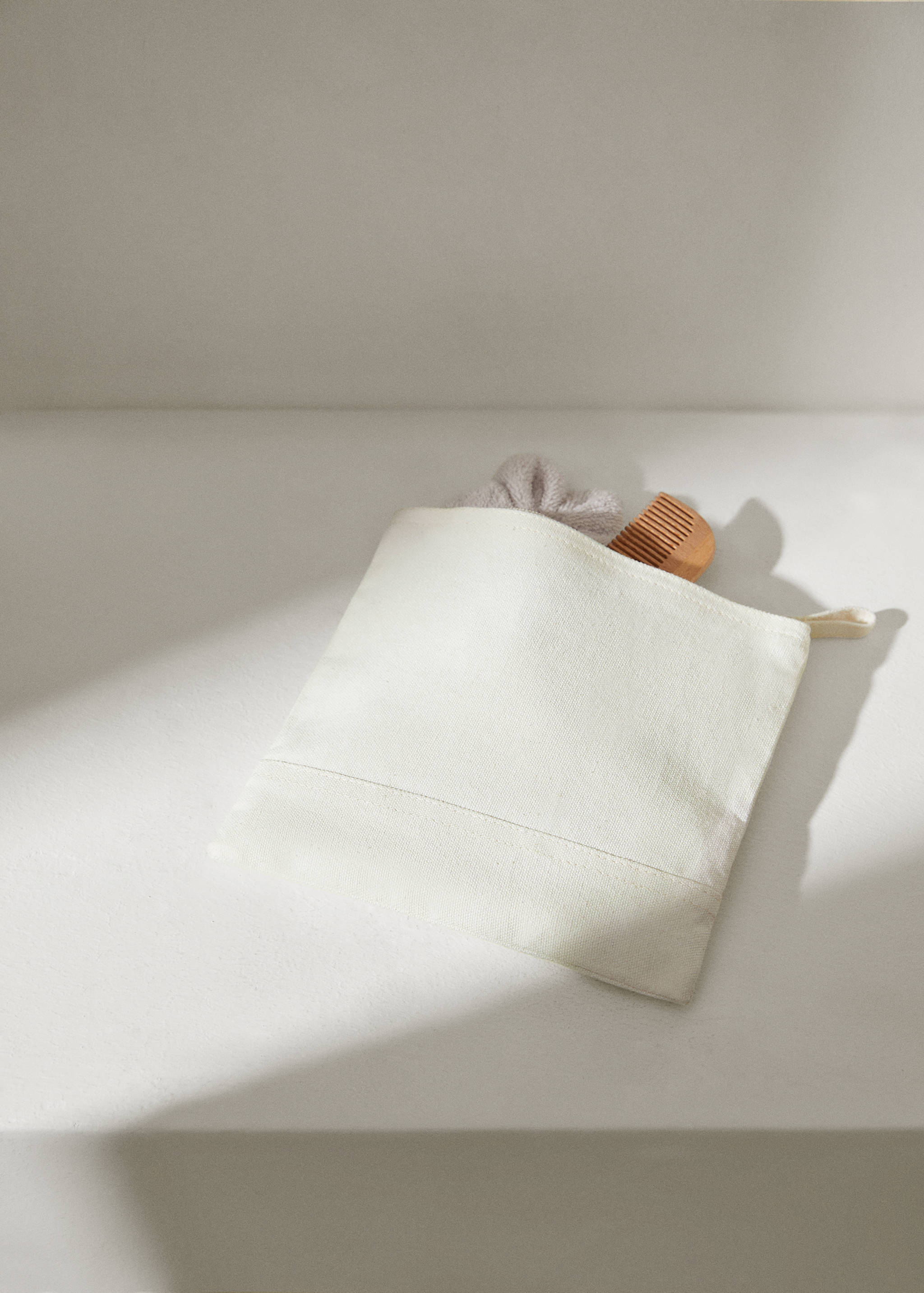 Cosmetics bag with zip - General plane