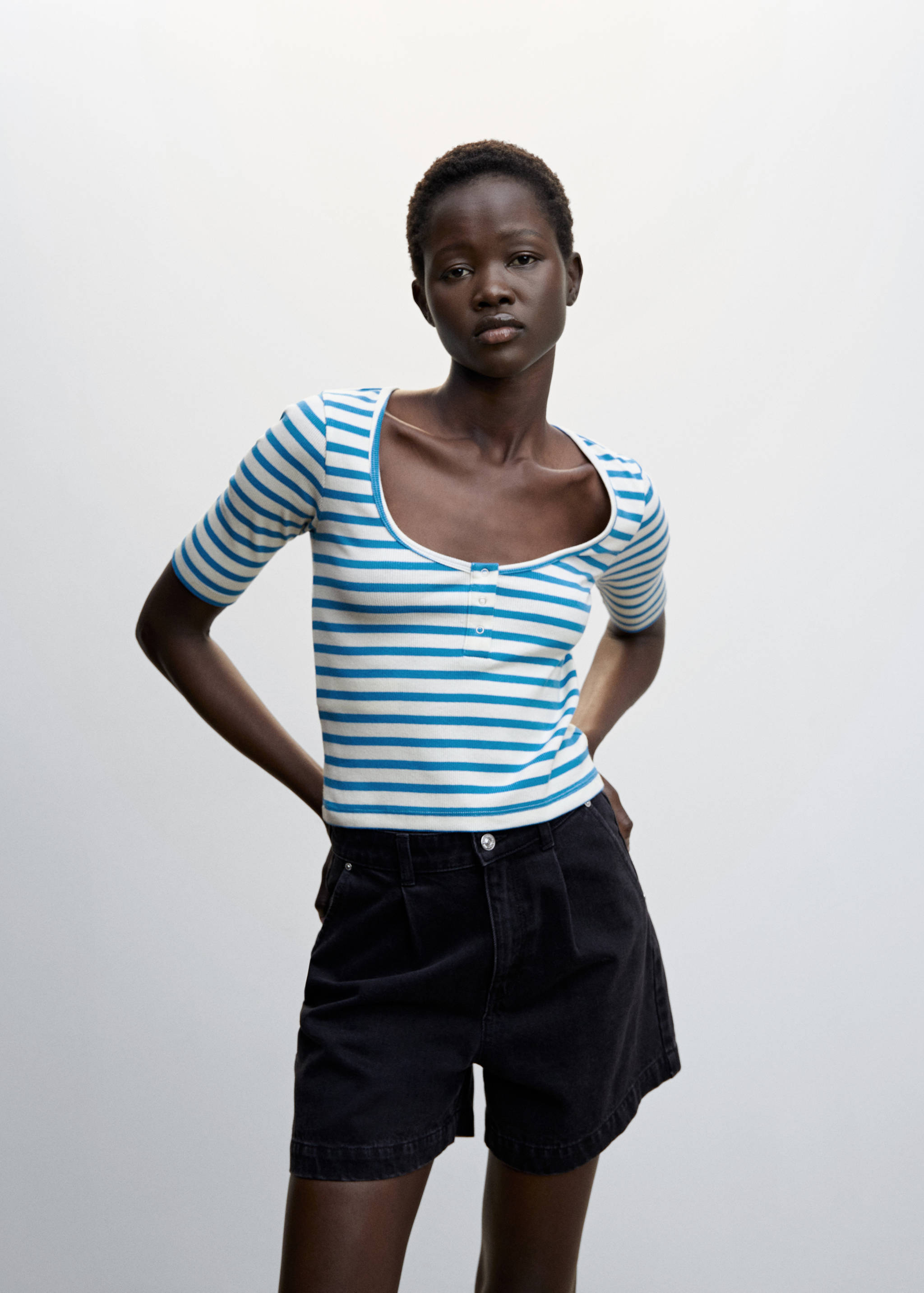 Gestreiftes Rippen-T-Shirt  - Mittlere Ansicht