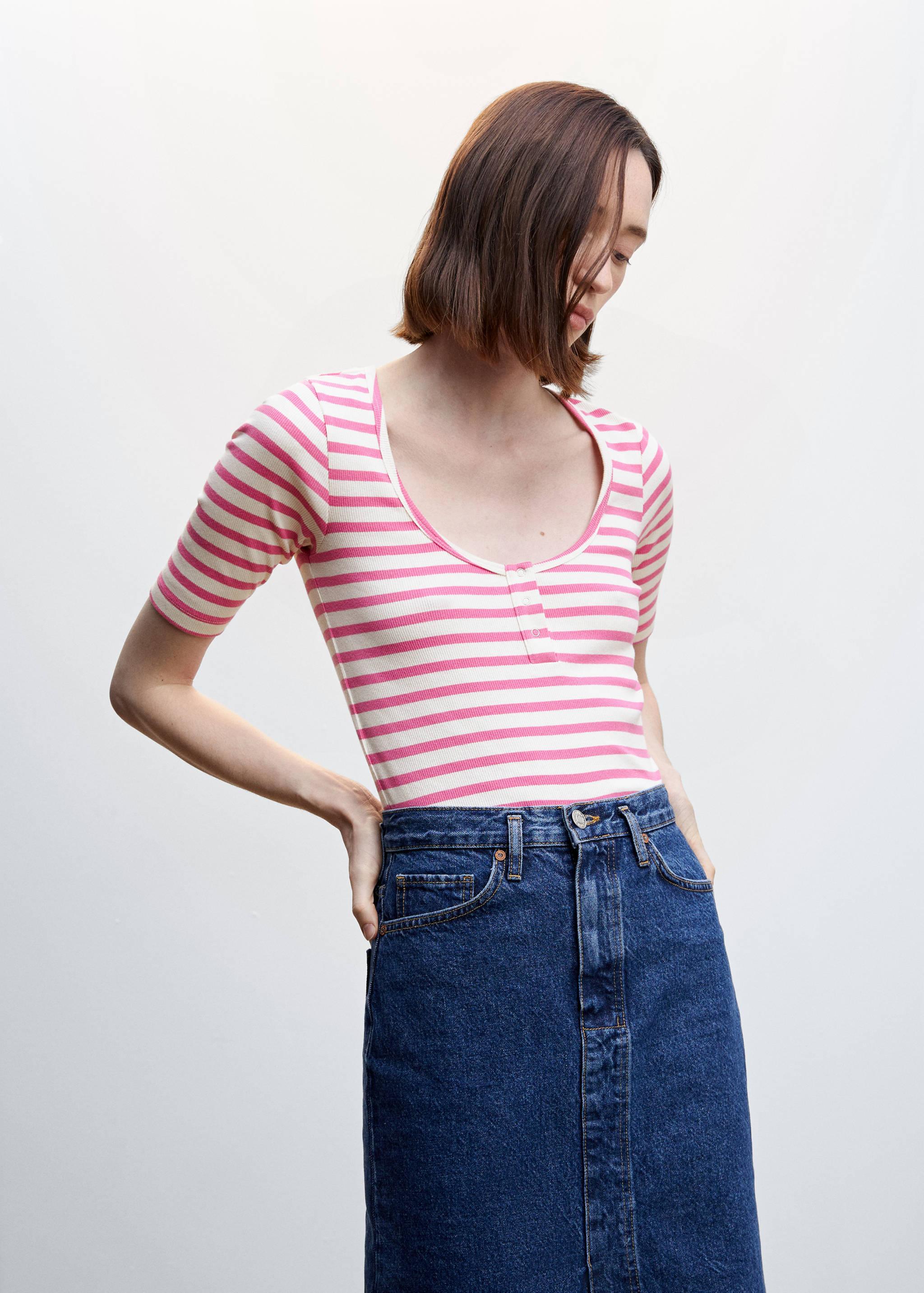 Gestreiftes Rippen-T-Shirt  - Mittlere Ansicht