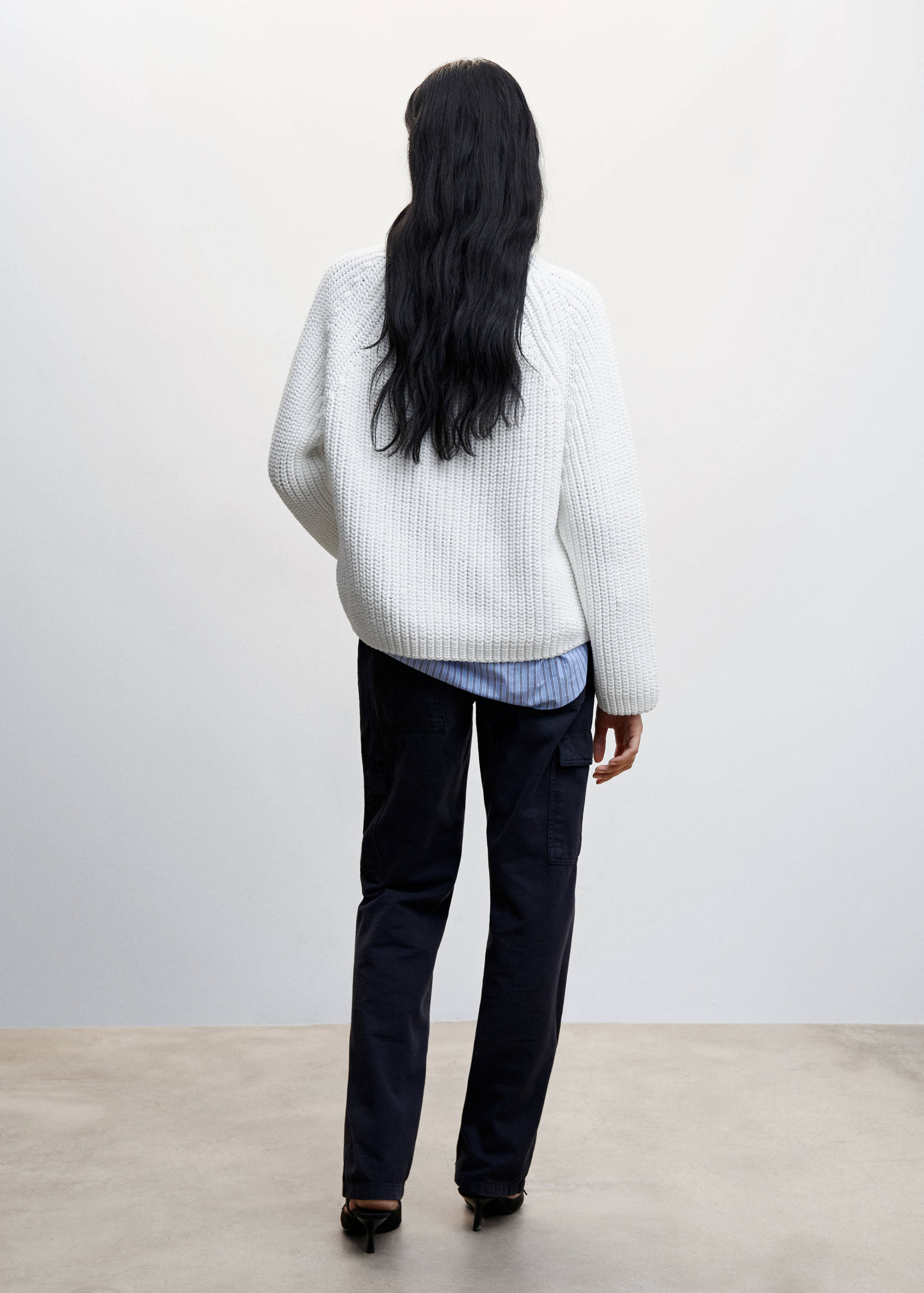 Chunky-knit V-neck sweater - Reverse of the article