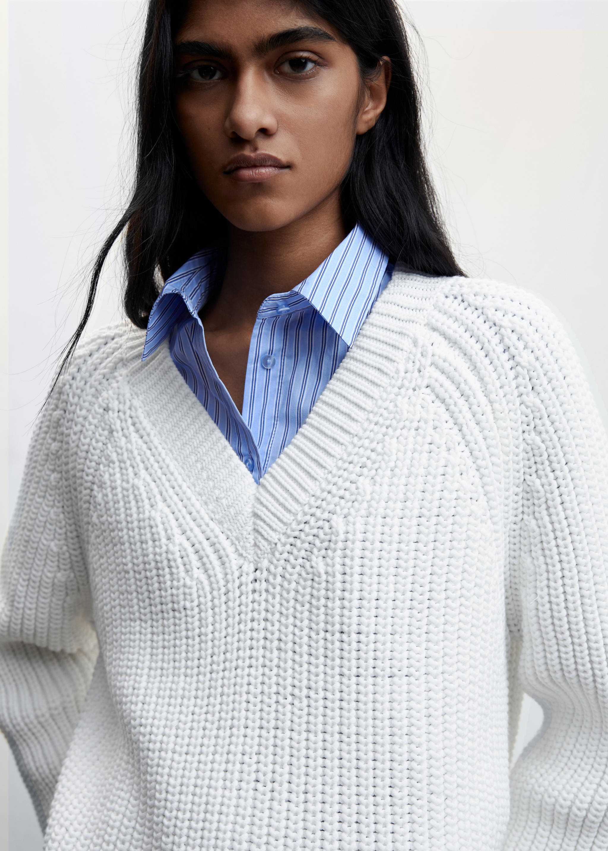 Chunky-knit V-neck sweater - Details of the article 1