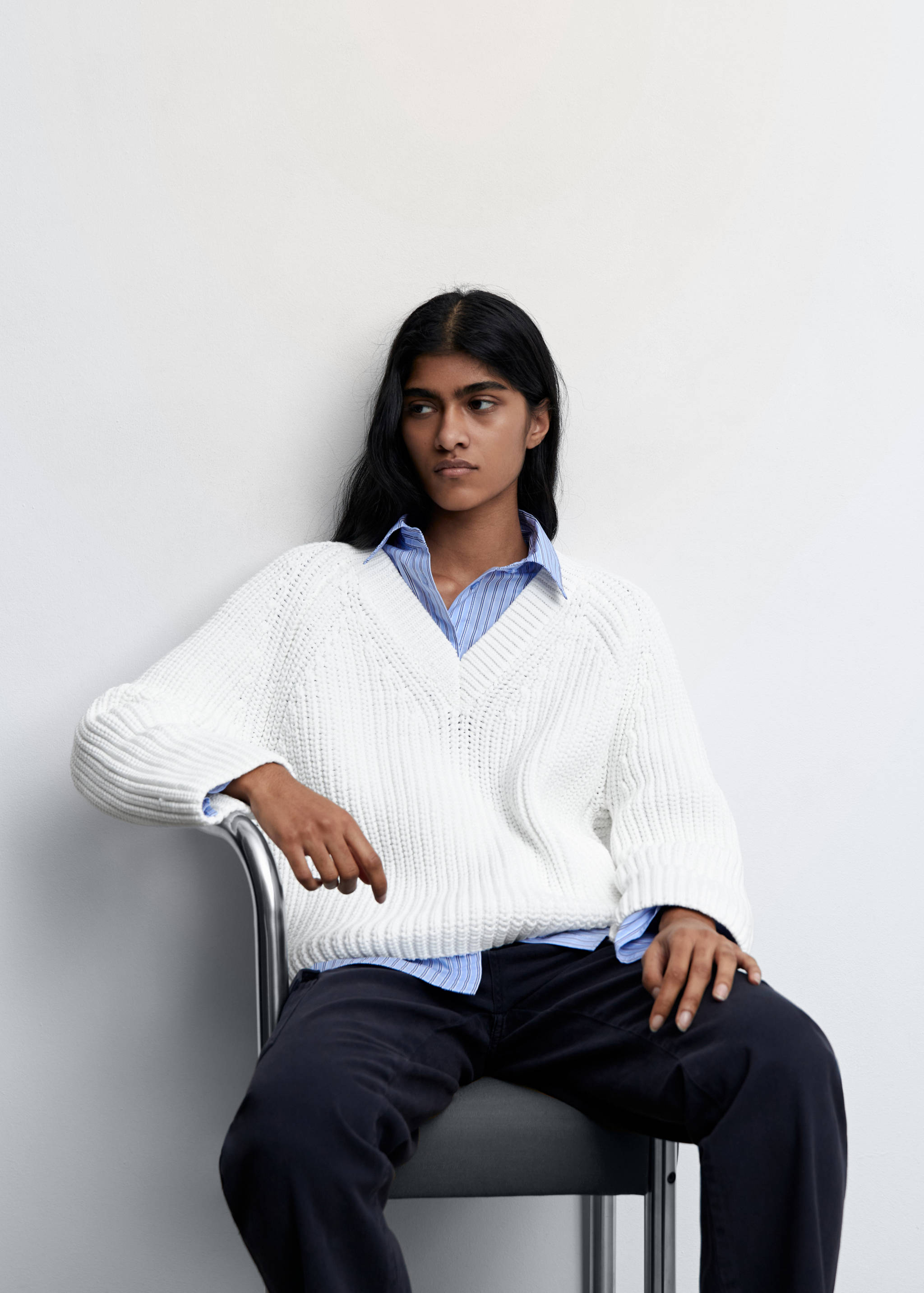 Chunky-knit V-neck sweater - Details of the article 2