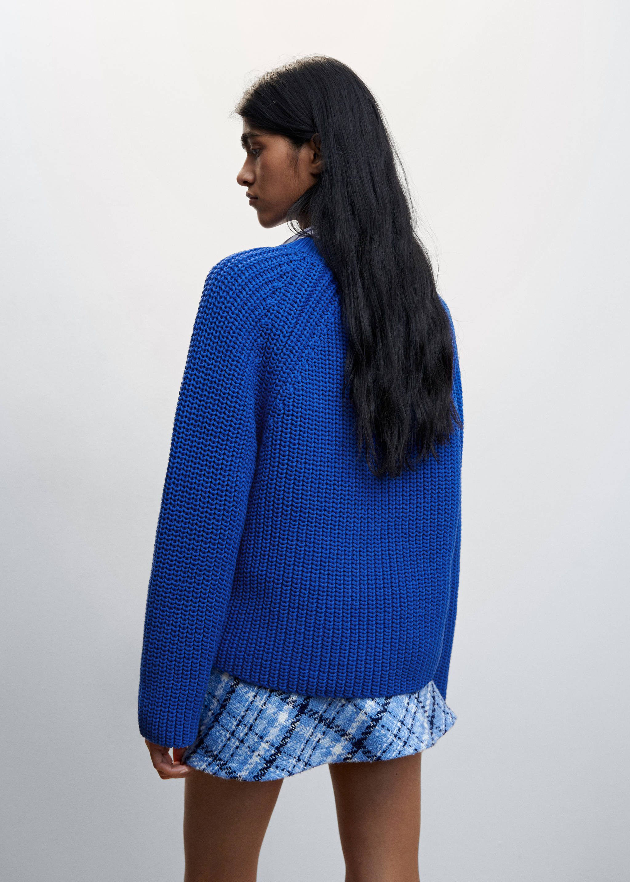 Chunky-knit V-neck sweater - Reverse of the article