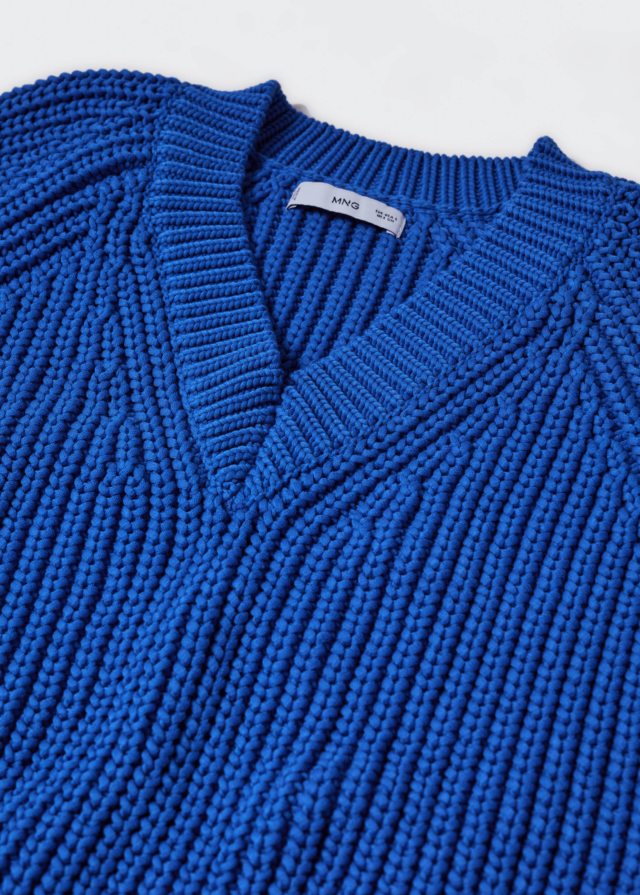 Chunky-knit V-neck sweater - Details of the article 8