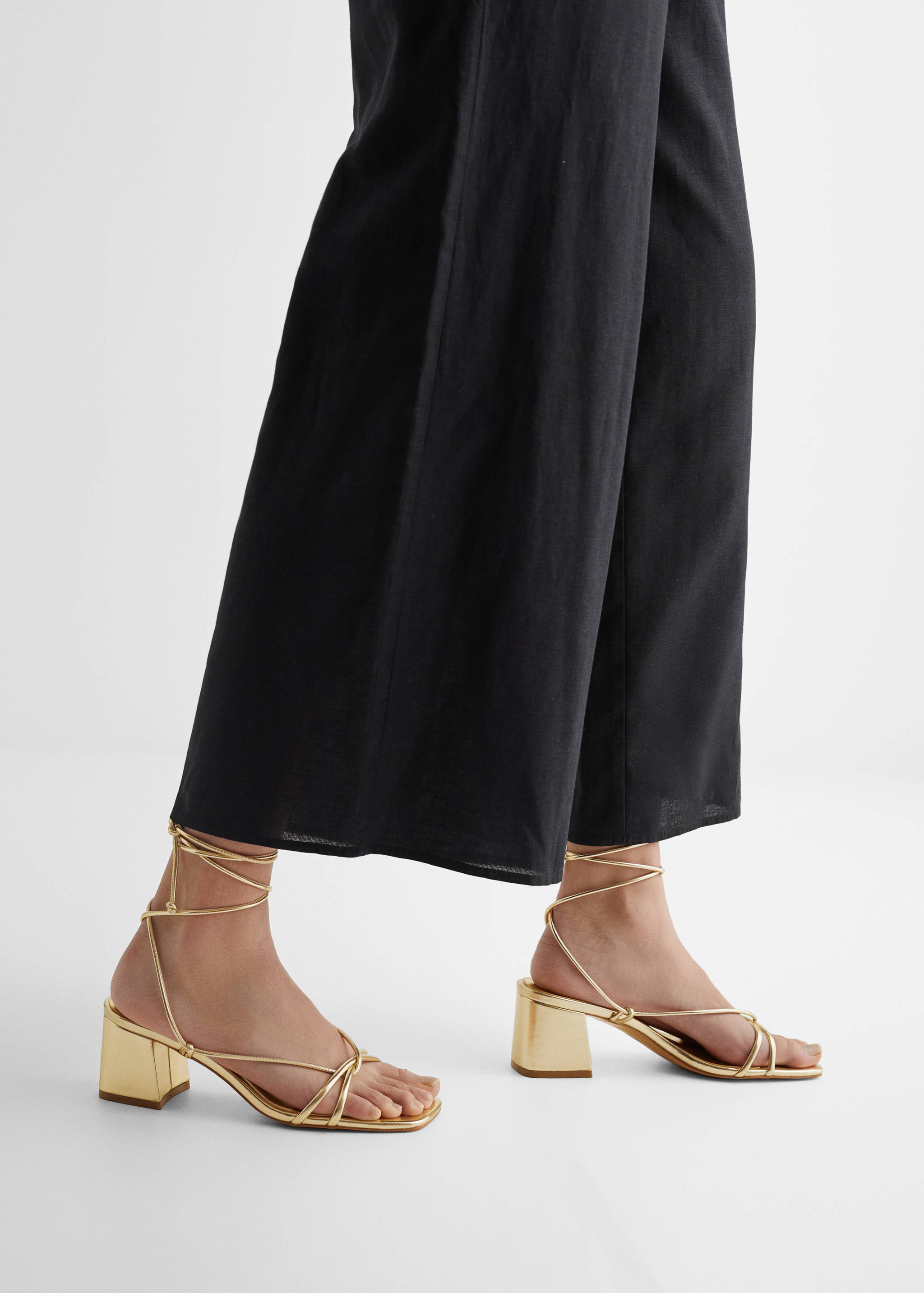 Sandaletten mit Kreuzriemen - Detail des Artikels 3