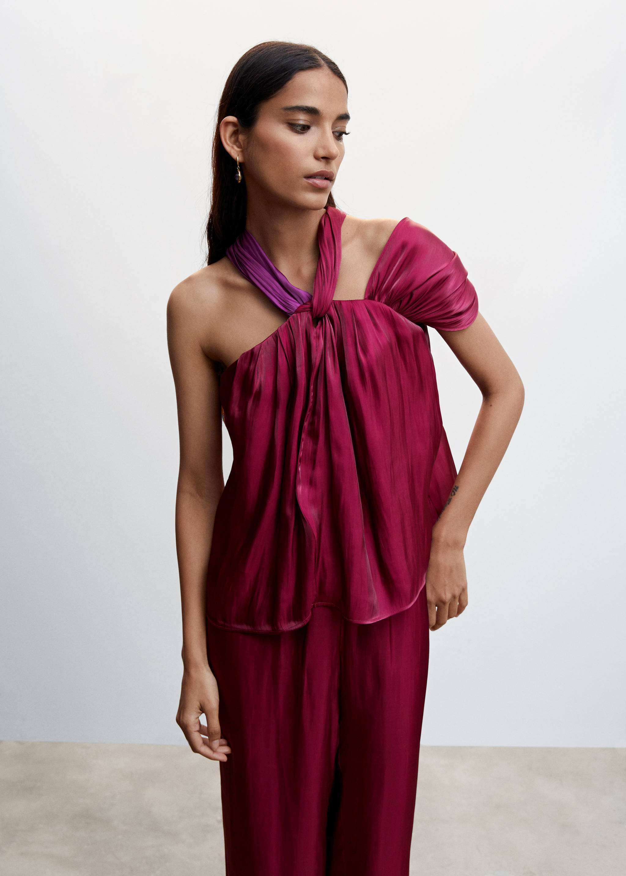 Asymmetrische Satin-Bluse - Mittlere Ansicht